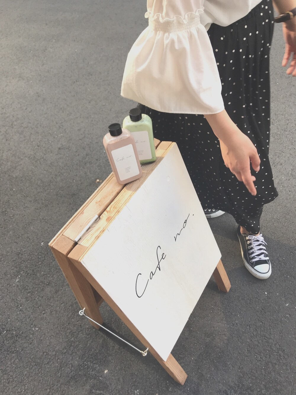「ママコーデ、女の子ママ、ドットコーデ、ドットスカート、黒ドット、白ブラウス、スニーカー女子」｜「Right-onのドットＳＫ（スカート、ブラック系）」を使った、fuuka◡̈⃝さん（キッズ・60cm）の春コーディネートの1枚目の写真