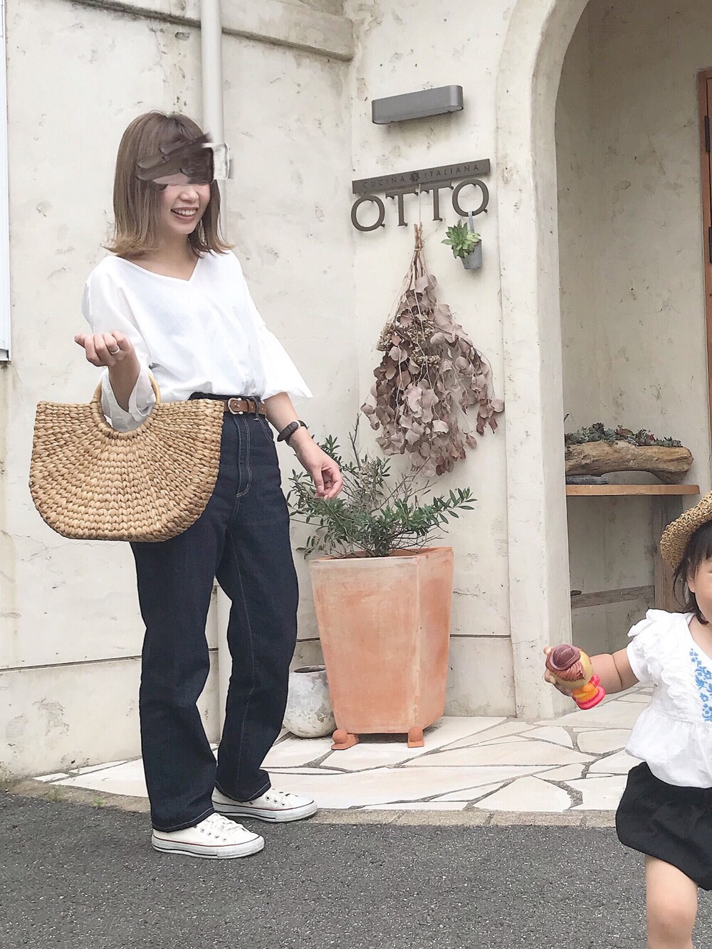 「ママコーデ、シンプル、GUコーデ、女の子ママ、神デニム、デニムコーデ、栄作スタイル、プチプラ、休日コーデ、シンプルコーデ」｜「GUのアイテム（シャツ/ブラウス、ホワイト系）」を使った、fuuka◡̈⃝さん（キッズ・60cm）の春コーディネートの1枚目の写真