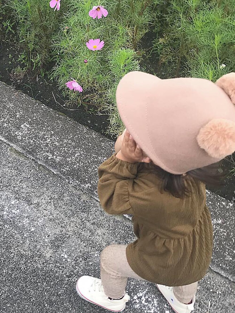「秋コーデ、キッズ、カジュアルコーデ、スニーカー、秋冬コーデ、プチプラコーデ、ootd、80cm、90cm、おんなのこ」｜「H&Mのアイテム（キャップ、ベージュ系）」を使った、fuuka◡̈⃝さん（キッズ・60cm）の秋コーディネートの1枚目の写真
