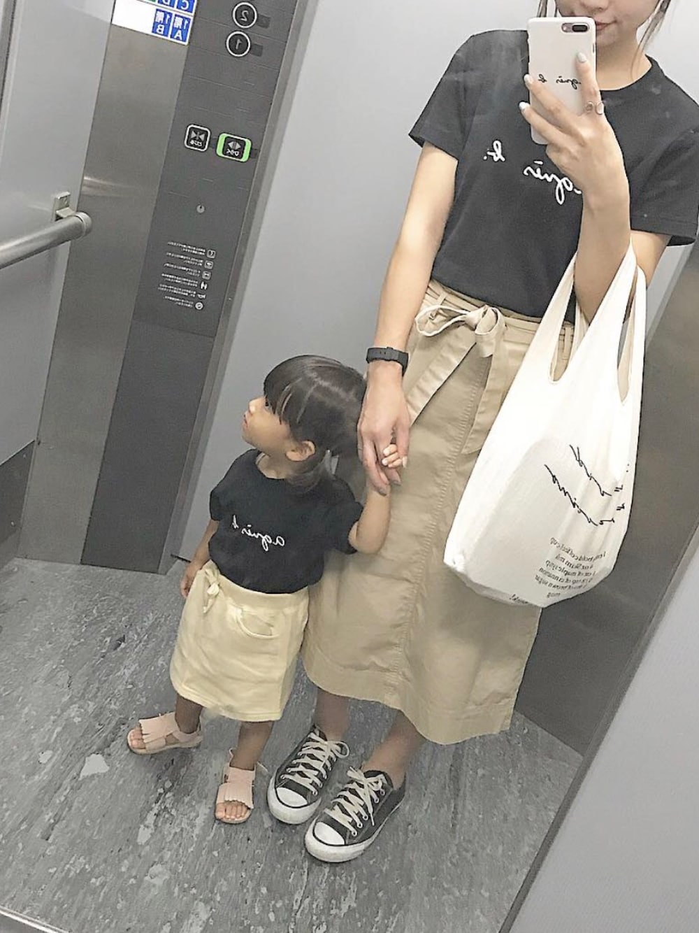 「親子リンク、親子コーデ、リンクコーデ、アニエスベー、おんなのこコーデ、ママコーデ、プチプラ、女の子ママ、ootd、キッズ」｜「Handmadeのアイテム（Tシャツ/カットソー、ブラック系）」を使った、fuuka◡̈⃝さん（キッズ・60cm）の秋コーディネートの1枚目の写真