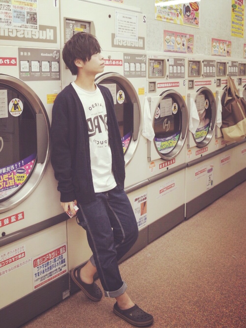 「コインランドリー、いちごオレ」｜「JOURNAL STANDARDのアイテム（Tシャツ/カットソー、ホワイト系）」を使った、ともさん（メンズ・177cm）の冬コーディネートの1枚目の写真