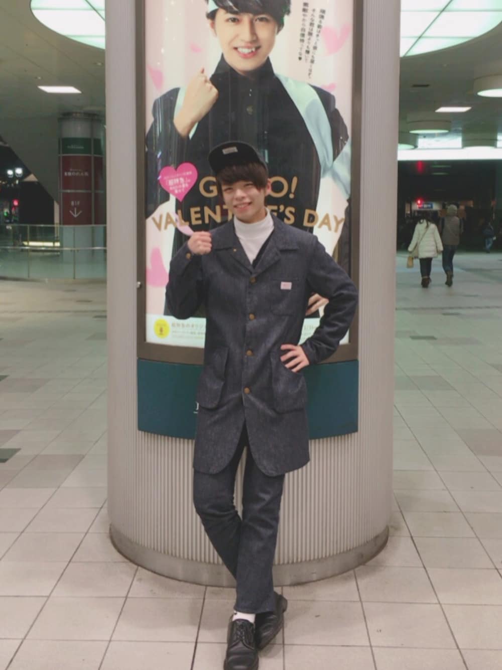 「渋谷、超特急、ハイネック、セットアップ」｜「SMITH'Sのアイテム（セットアップ、ブルー系）」を使った、ともさん（メンズ・177cm）の冬コーディネートの1枚目の写真