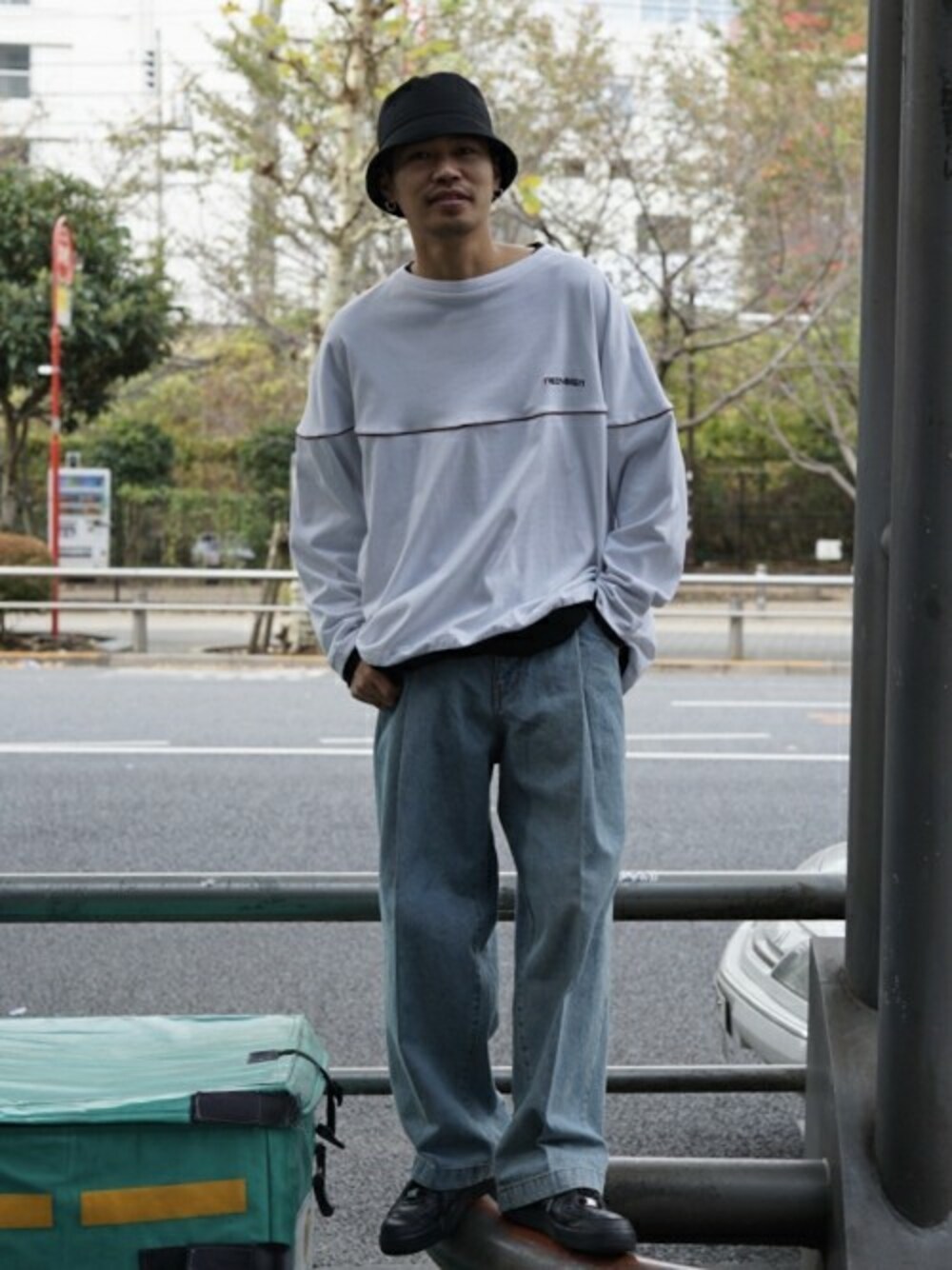 「スウェット、ストリート、ワイドパンツ、アイスブルー、ドメスティックブランド、ストリートMIX、ワイドデニム、ネオンサイン、417 EDIFICE、PULP」｜「NEONSIGNの【NEON SIGN / ネオンサイン】 WIDE DENIM SLACKS WASH（その他パンツ、ブルー系）」を使った、OOTAさん（メンズ・175cm）の冬コーディネートの1枚目の写真