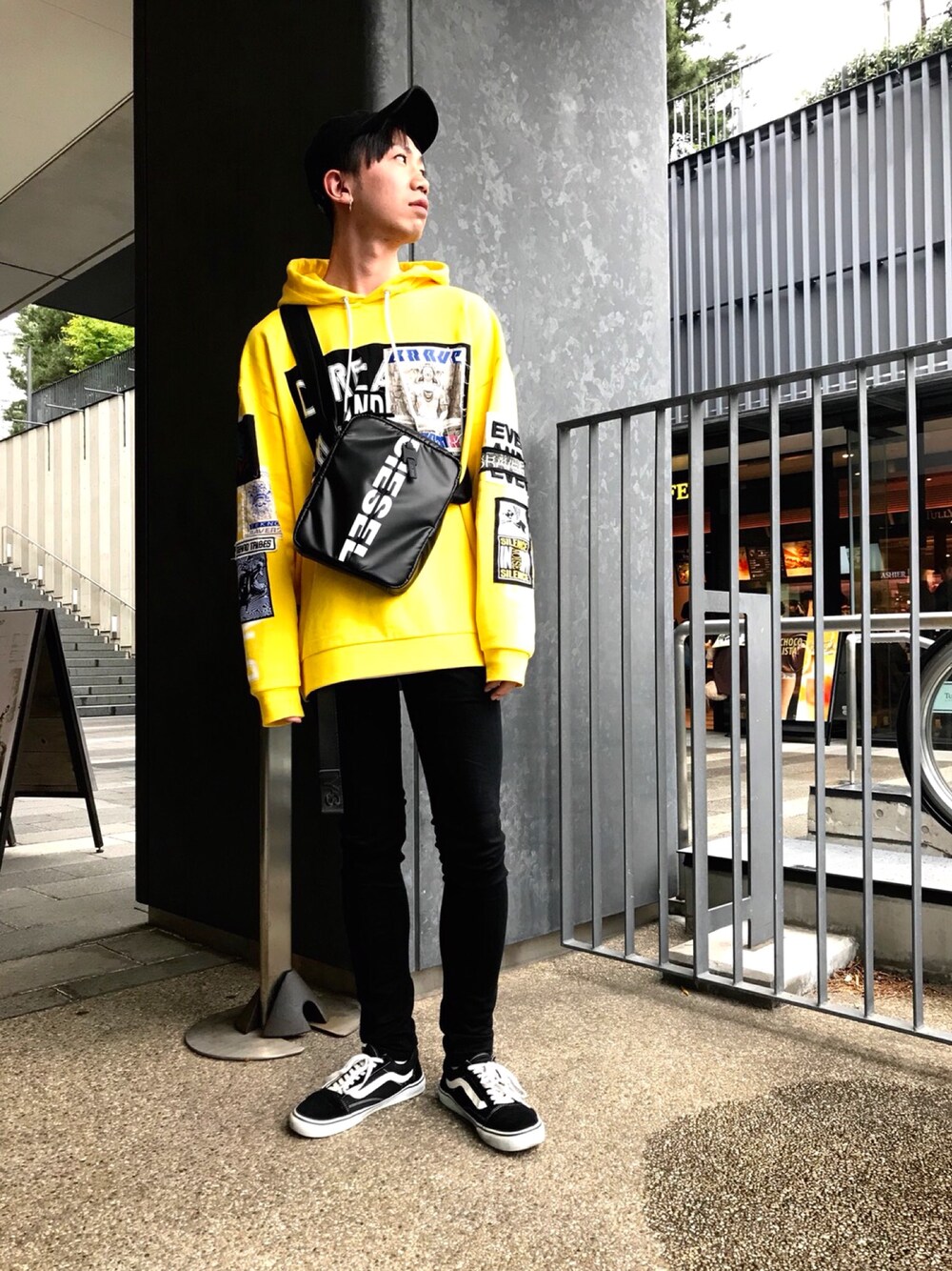 「ビッグシルエット、パーカー、黄色」｜「DIESELのMEN’S　スウェット（パーカー、イエロー系）」を使った、YUTA・Aさん（メンズ・180cm）の春コーディネートの1枚目の写真