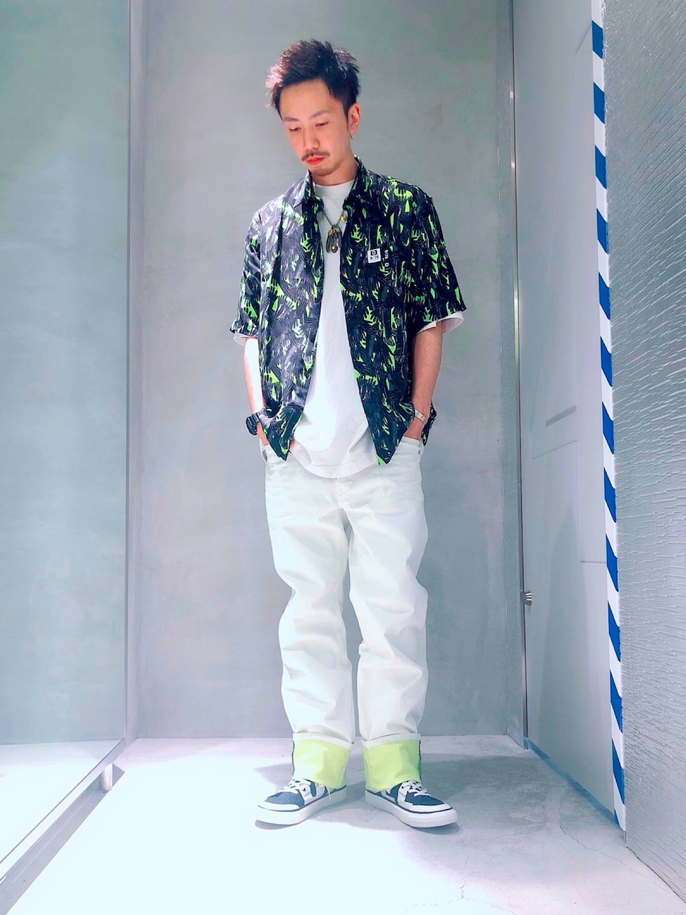 「シャツスタイル、スニーカーコーデ、ワイドパンツ、ゆるコーデ、ootd、ラフ」｜「DIESELのメンズ シャツ グローブ柄 半袖 シャツ（シャツ/ブラウス、グリーン系）」を使った、YUTA・Aさん（メンズ・180cm）の春コーディネートの1枚目の写真