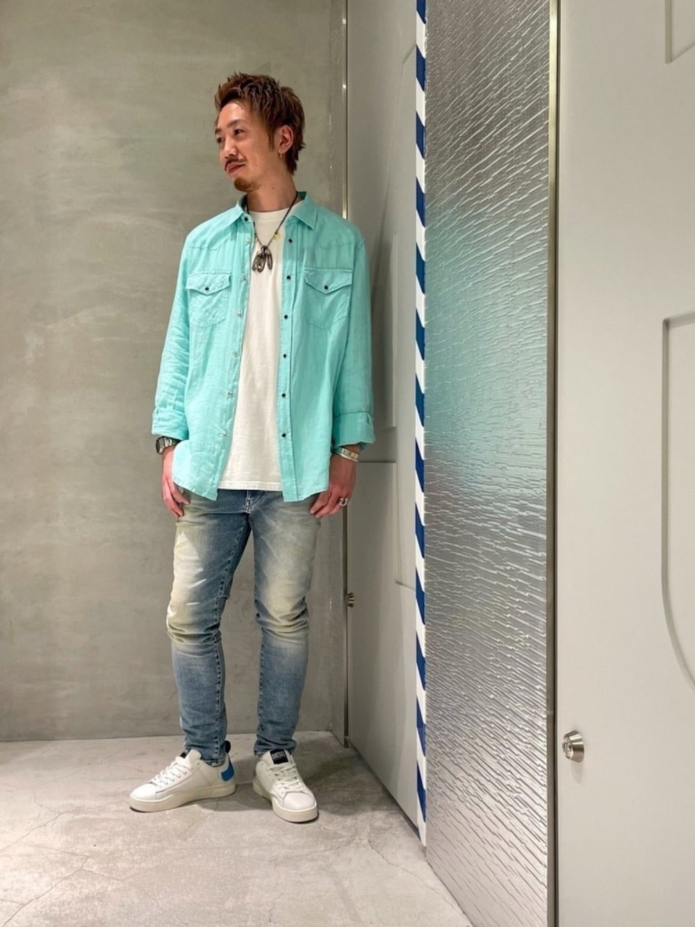 その他のシャツ/ブラウス、ホワイト系のTシャツ/カットソー、ブルー系のデニムパンツを着用したメンズの春コーディネートの1枚目の写真
