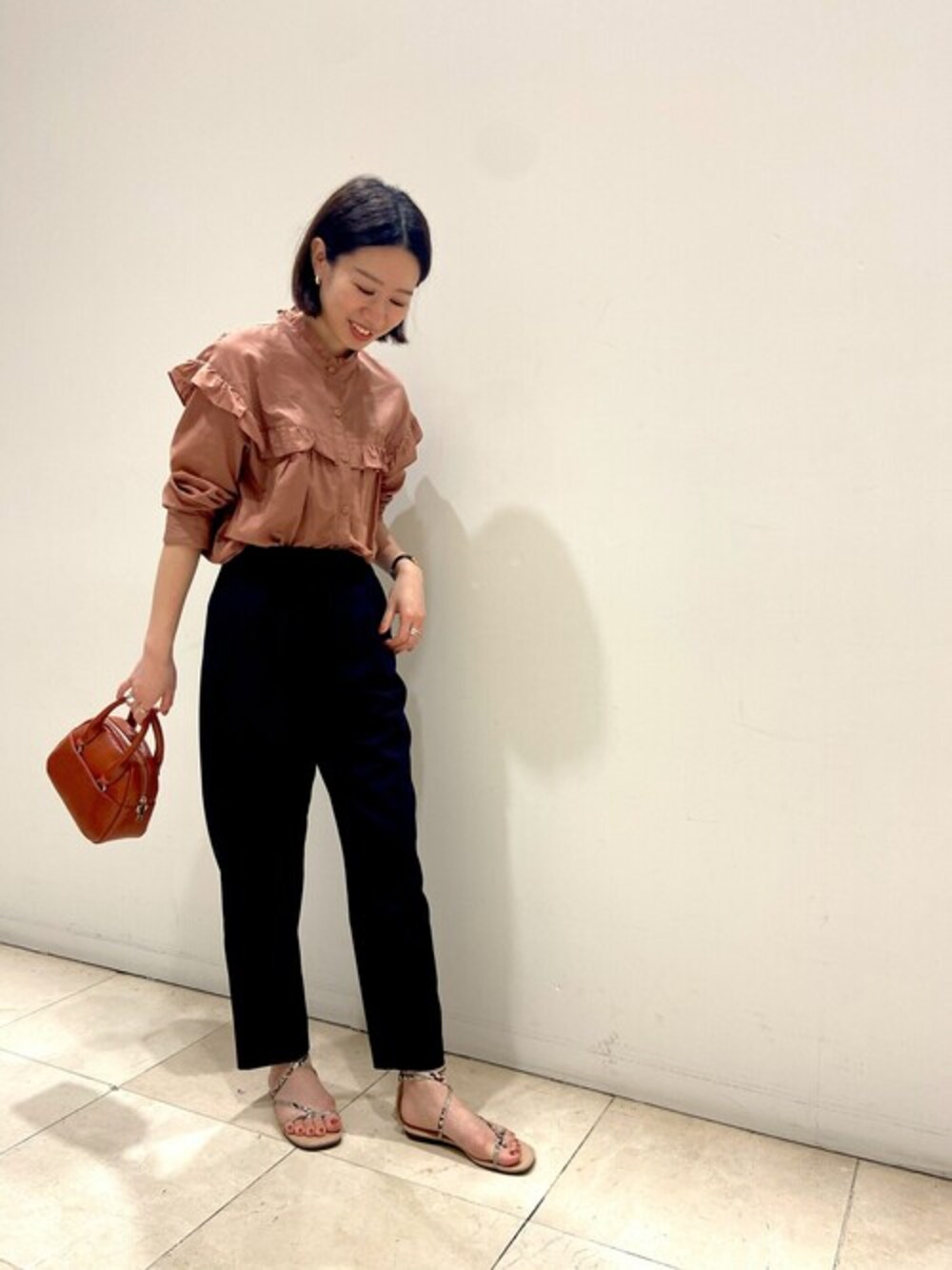 ブラウン系のシャツ/ブラウス、ブラック系のその他パンツ、ブラウン系のショルダーバッグを着用したレディースの夏コーディネートの1枚目の写真