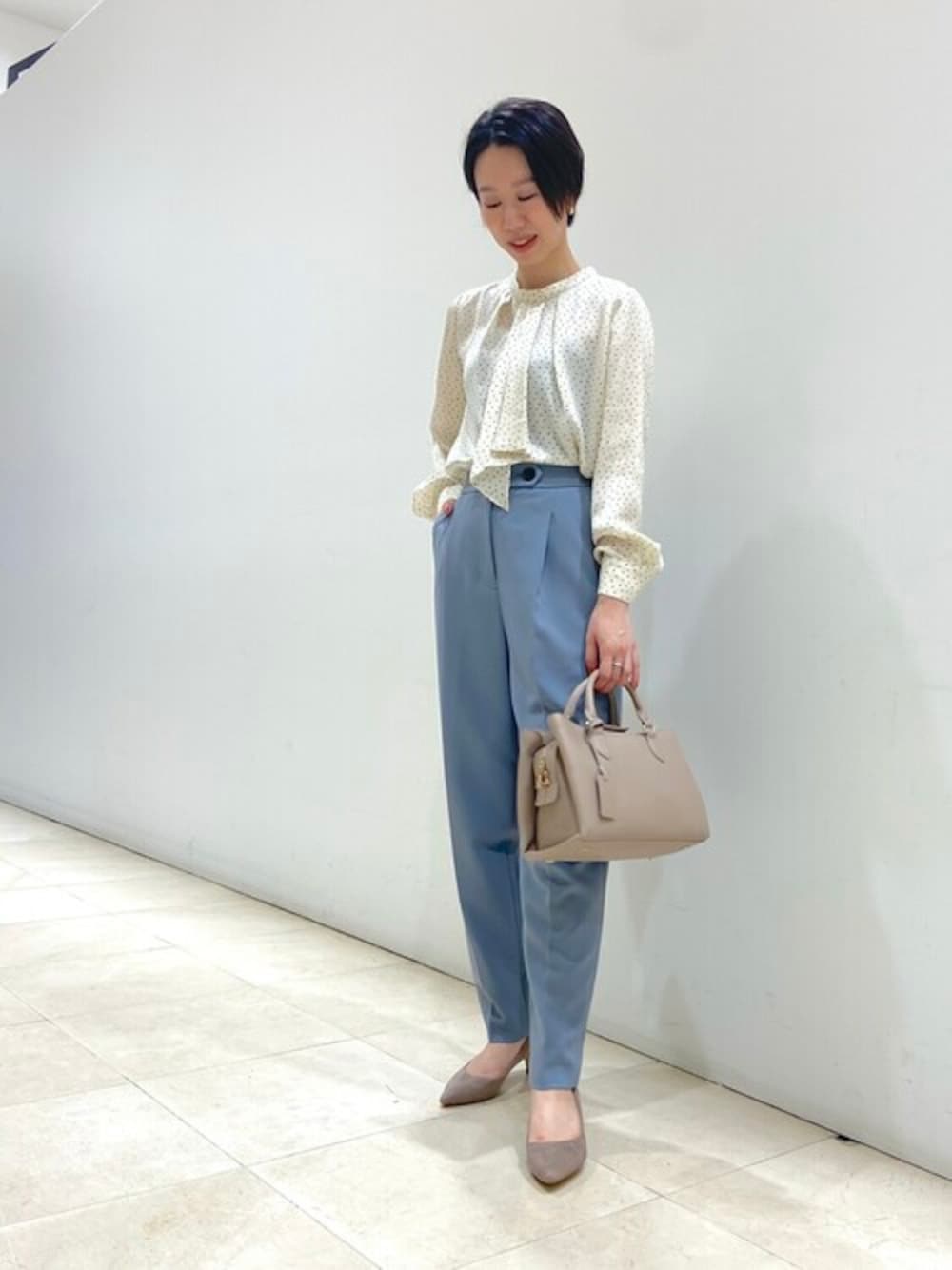 ホワイト系のシャツ/ブラウス、ブルー系のその他パンツ、ベージュ系のショルダーバッグを着用したレディースの秋コーディネートの1枚目の写真