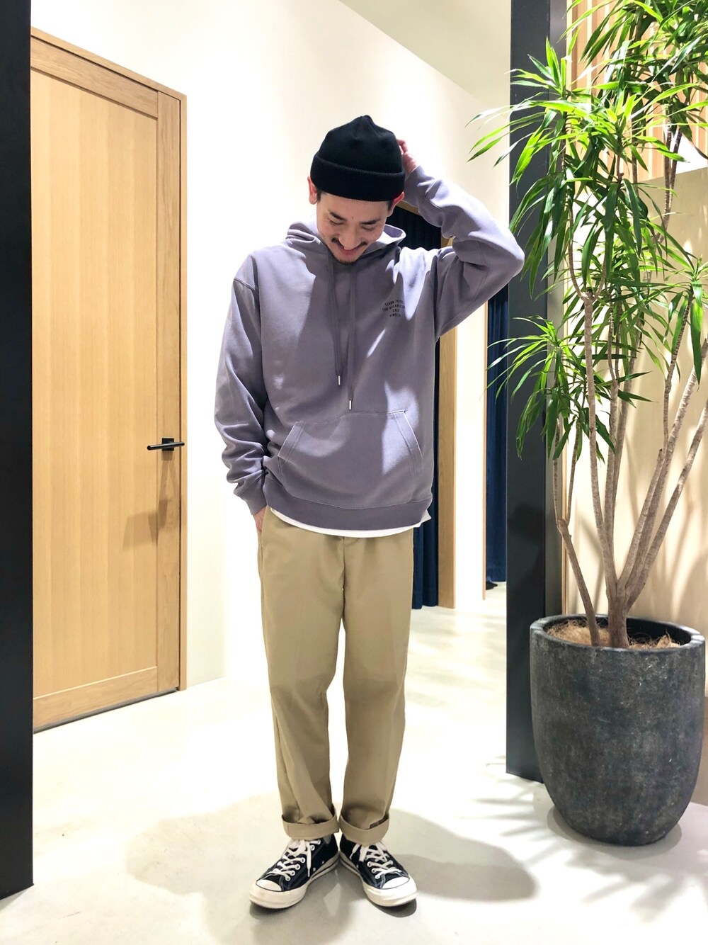 「パステル映える春、パープルコーデ、パーカーコーデ、ロールキャップ、パープル×ベージュ、パープル、メンズコーデ、アパレルスタッフ、BAYFLOW(BAYFLOW)」｜「BAYFLOWのピグメントダンボールパーカ（パーカー、パープル系）」を使った、はっしーさん（メンズ・174cm）の春コーディネートの1枚目の写真