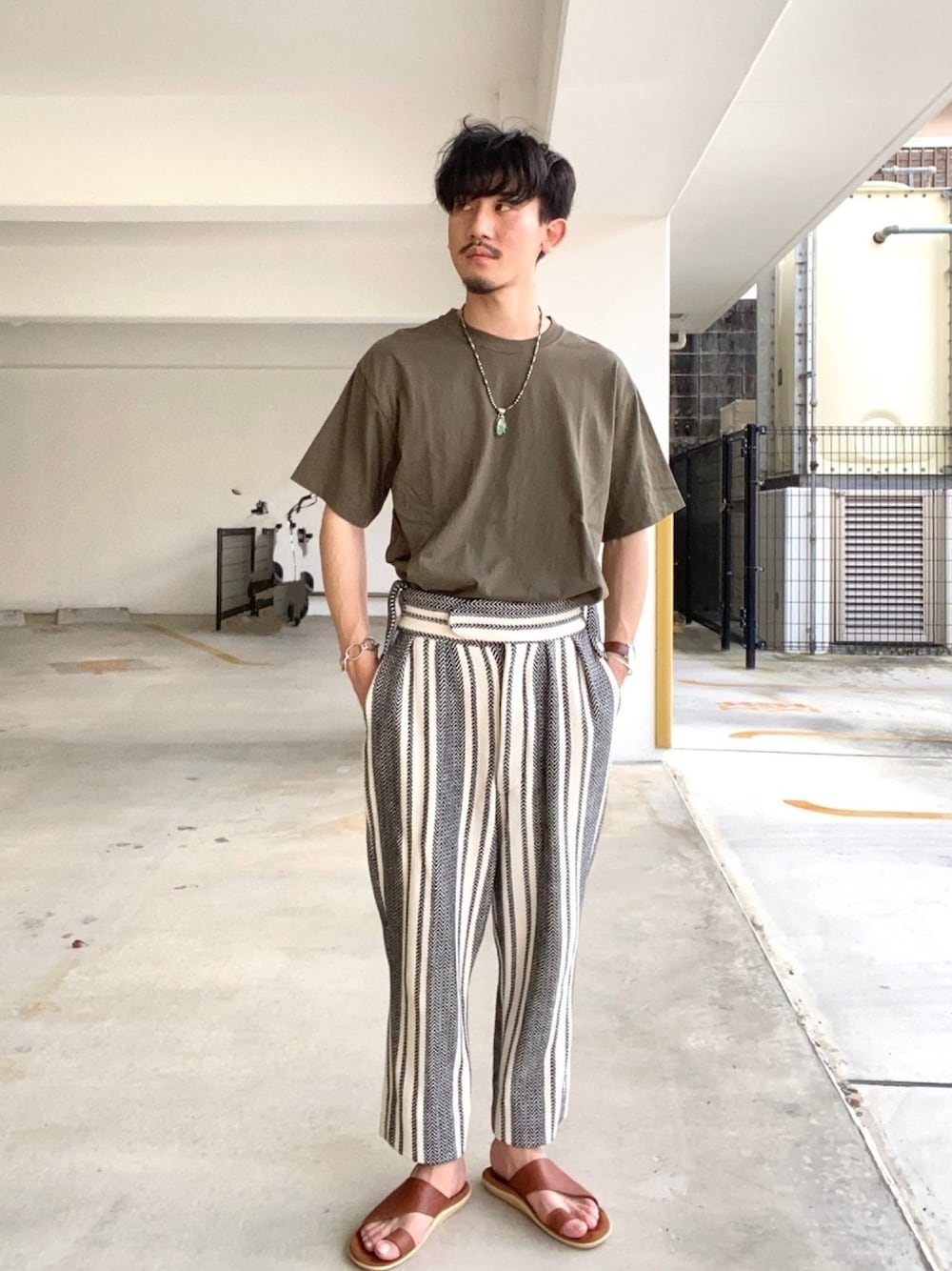 「neat、niko and ...、Hanes、BEEFY、ISLAND SLIPPER、メンズファッション、メンズコーデ、アパレルスタッフ、大人カジュアル、ビッグシルエット」｜「HANESの【菅田将暉さん着用アイテム】【Hanes(ヘインズ)】別注BEEFY Tシャツ（Tシャツ/カットソー、ホワイト系）」を使った、はっしーさん（メンズ・174cm）の夏コーディネートの1枚目の写真