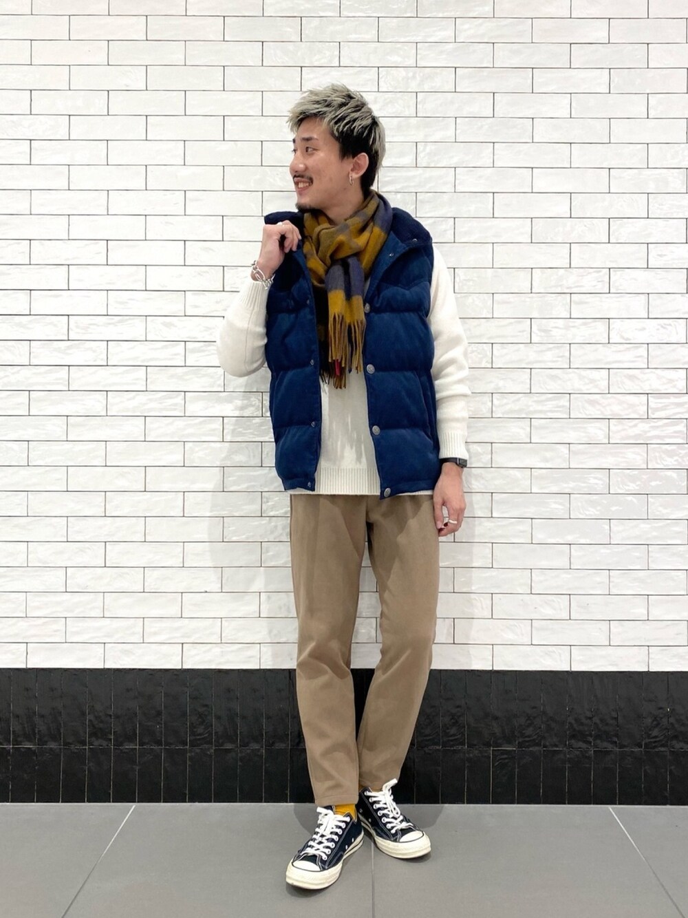 「冬コーデ、大人カジュアル、大人コーデ、シンプルコーデ、冬のコーデ、ダウンベスト、マフラー、マフラーコーデ、アメカジコーデ」｜「BAYFLOWのコーディロイナカワタベスト（ダウンベスト、ブルー系）」を使った、はっしーさん（メンズ・174cm）の冬コーディネートの1枚目の写真