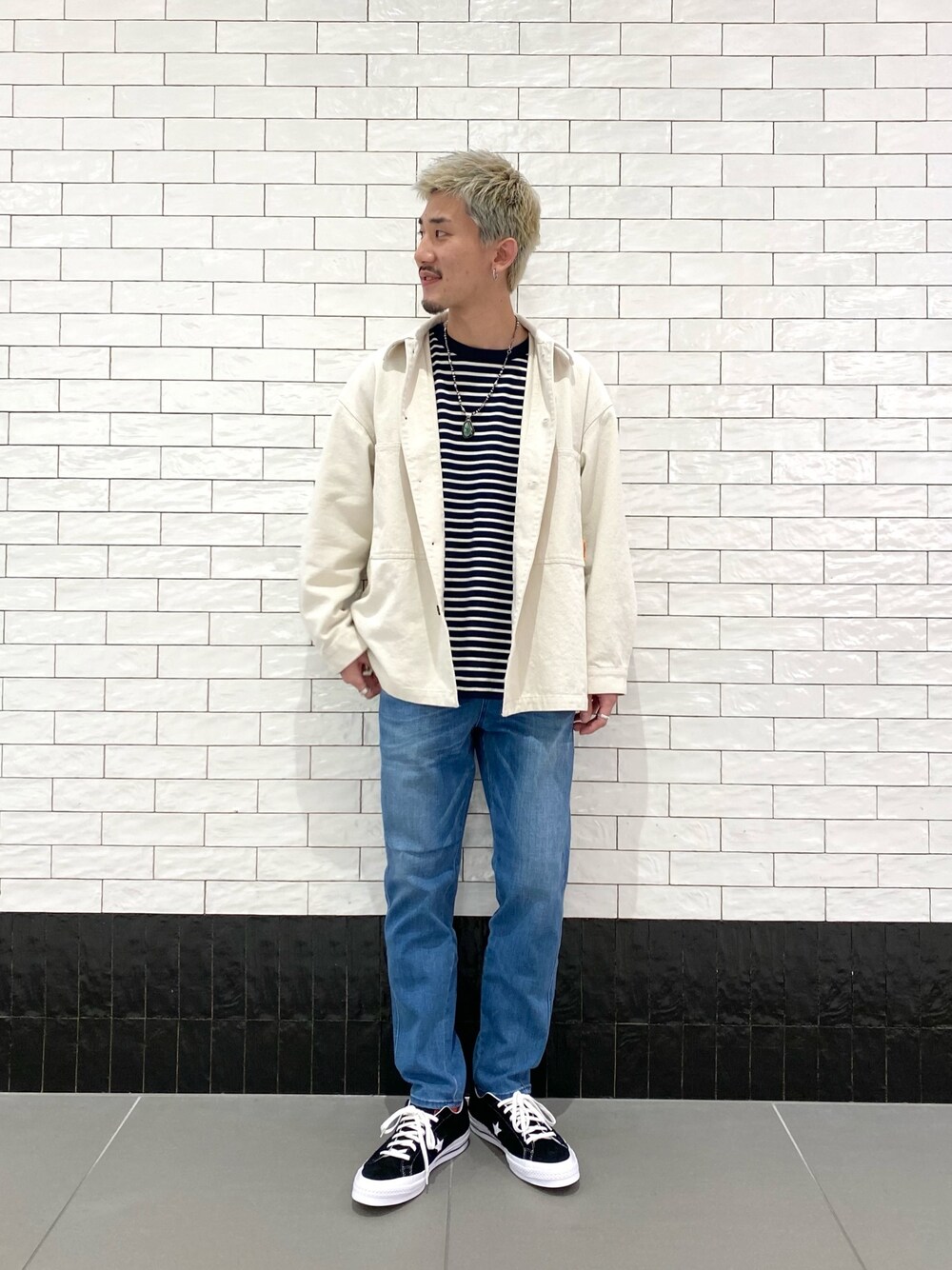 「オトナカジュアル、春コーデ、ビックシルエット、カバーオール、ホワイトコーデ、ボーダーTシャツ、デニム、サーフスタイル、スニーカーコーデ、アメカジ」｜「BAYFLOWのカバーオール（カバーオール、ホワイト系）」を使った、はっしーさん（メンズ・174cm）の冬コーディネートの1枚目の写真