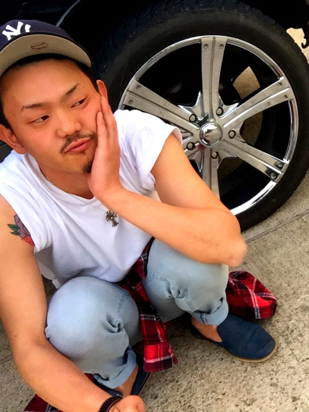 ホワイト系のTシャツ/カットソー、ブルー系のデニムパンツ、ブルー系のスリッポンを着用したメンズの夏コーディネートの1枚目の写真