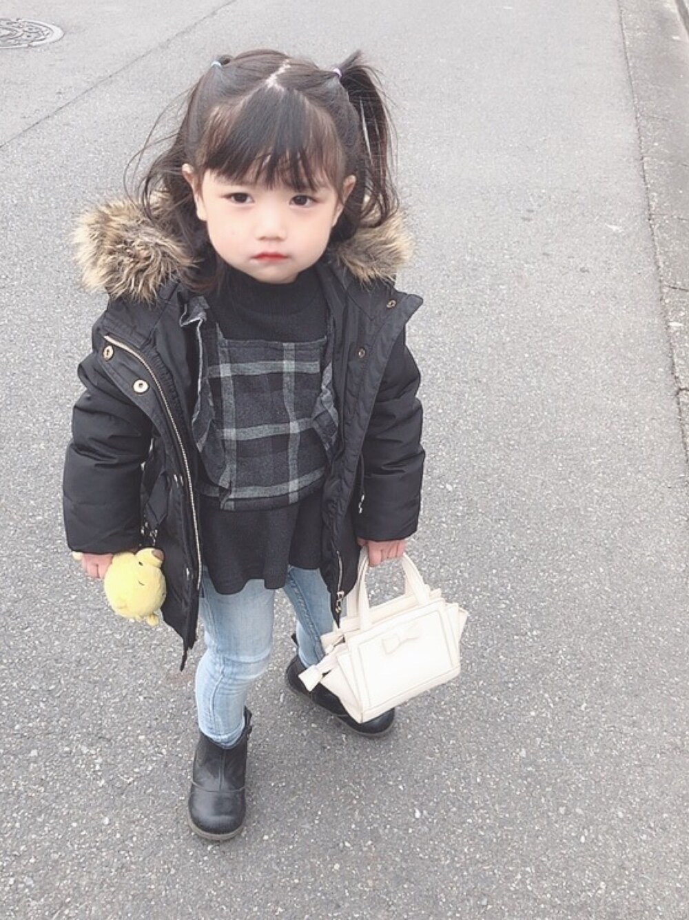 「3歳、３歳女の子、ZARA KIDS、ZARA、プティマイン(petit main)、ダウンジャケット、ブーツ、コーデ、女の子」｜「petit mainのビスチェドッキング風リブプルオーバー×ショートパンツセット（アンサンブル、ブラック系）」を使った、rei♡︎さん（キッズ・90cm）の冬コーディネートの1枚目の写真