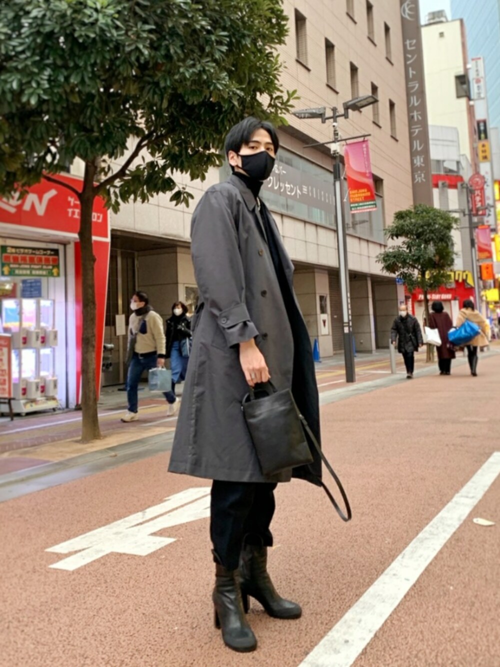 「シンプルコーデ、ヒールブーツ、UNIQLO、グレー、トレンチコート、モノトーン、プチプラ、冬コーデ、春コーデ、タートルネック」｜「COSのアイテム（ショルダーバッグ、ブラック系）」を使った、とっきーさん（メンズ・184cm）の冬コーディネートの1枚目の写真