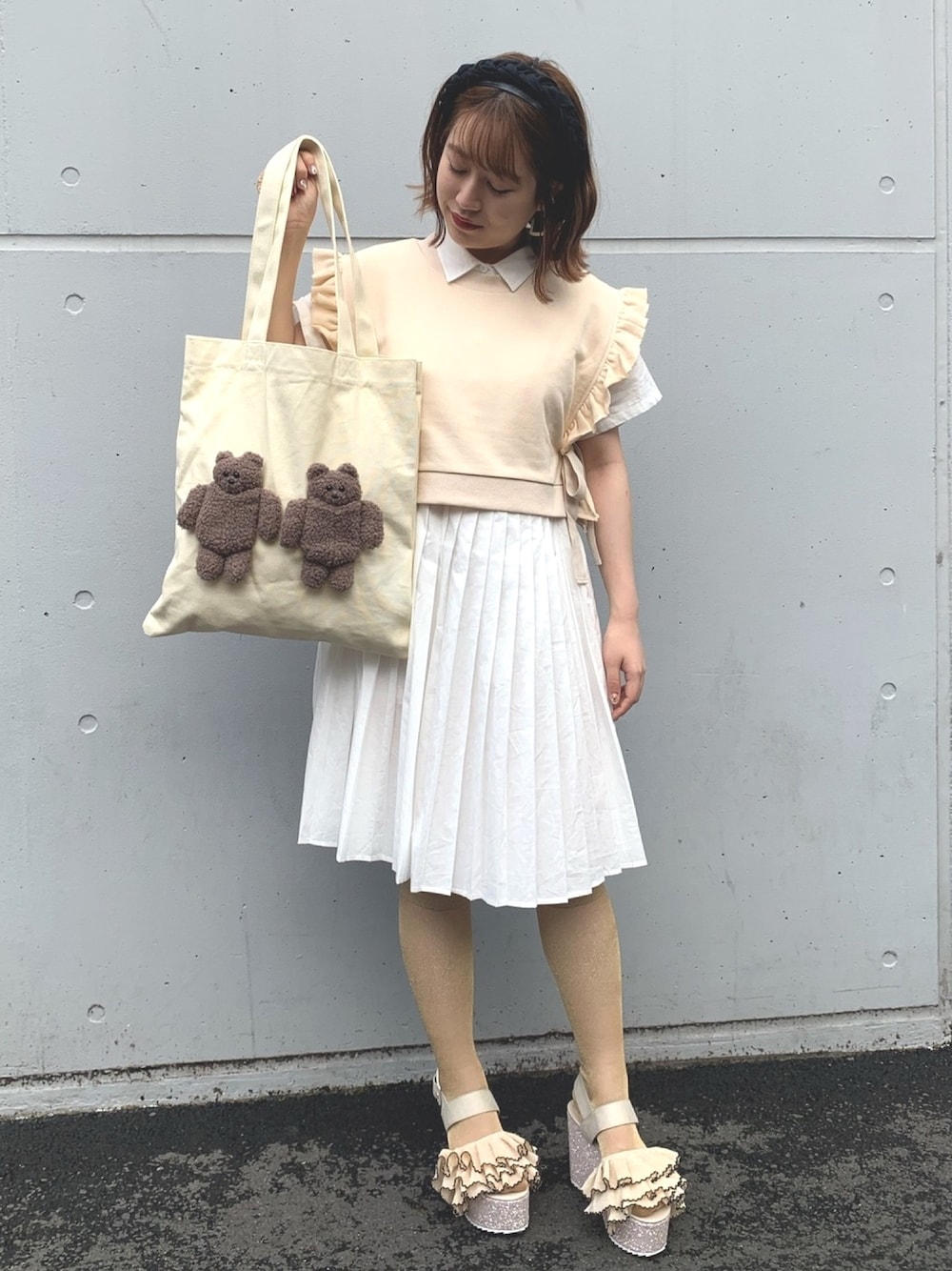 ホワイト系のワンピース、ベージュ系のTシャツ/カットソー、ホワイト系のトートバッグを着用したレディースの夏コーディネートの1枚目の写真