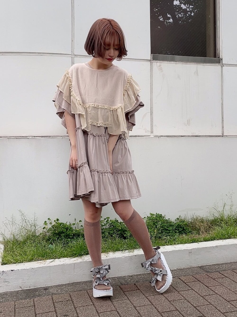 ベージュ系のワンピース、ブルー系のサンダルを着用したレディースの春コーディネートの1枚目の写真