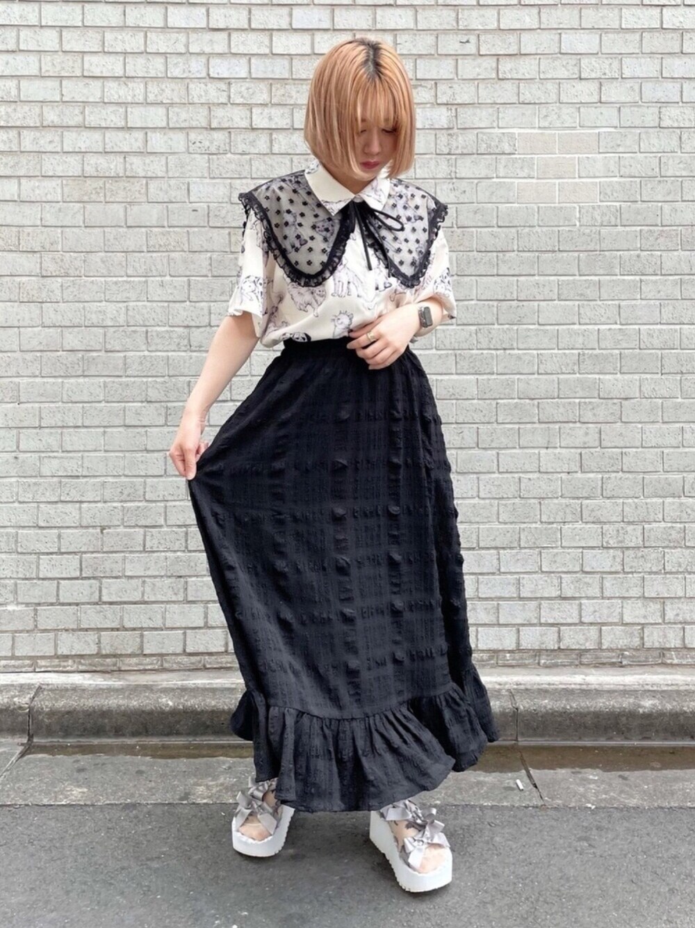 ブルー系のサンダル、ホワイト系のシャツ/ブラウス、ブラック系のスカートを着用したレディースの夏コーディネートの1枚目の写真