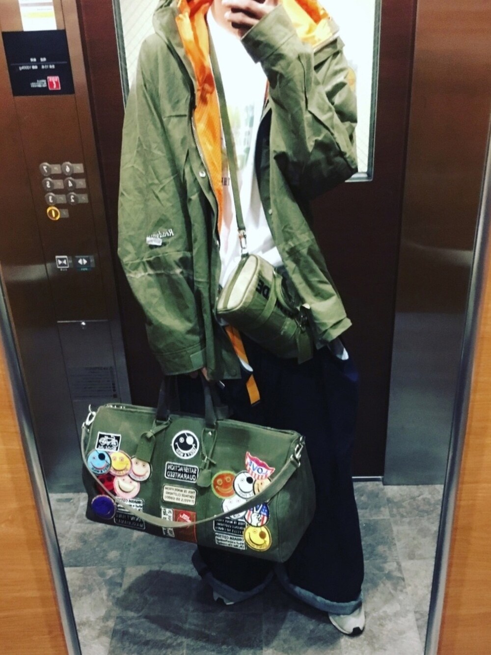 「秋コーデ、デニム、fashion、カーキ、オーバーサイズ、マウンテンパーカー、旅行、ストリート、ミリタリー、高身長コーデ」｜「readymadeのアイテム（ボディバッグ/ウエストポーチ、グリーン系）」を使った、みらいさん（メンズ・185cm）の秋コーディネートの1枚目の写真