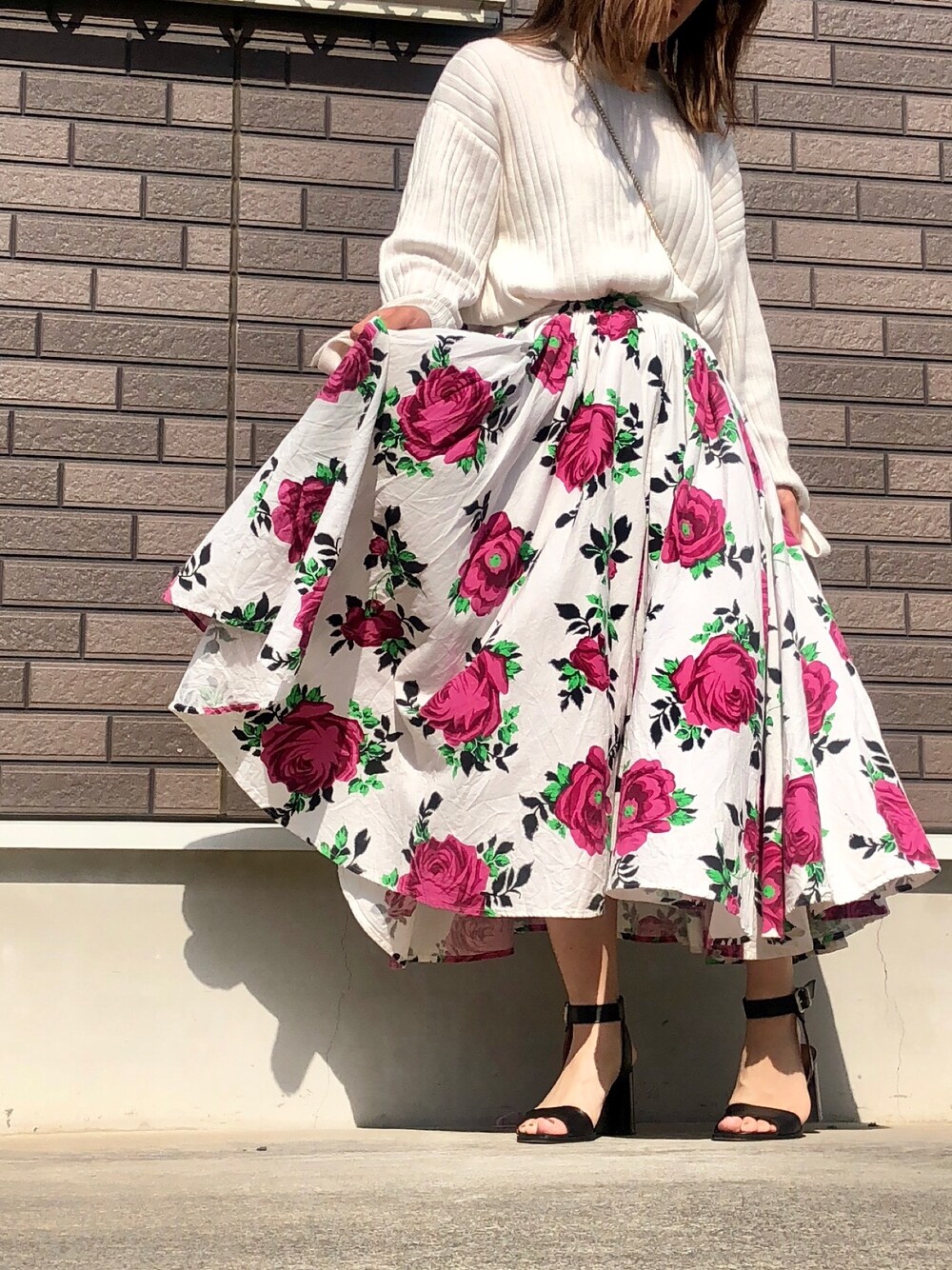 「花柄、デートコーデ、AMERI、花柄スカート、フレアスカート」｜「AmeriのLUCY CIRCULAR SKIRT（スカート、ホワイト系）」を使った、ACMさん（レディース・154cm）の夏コーディネートの1枚目の写真
