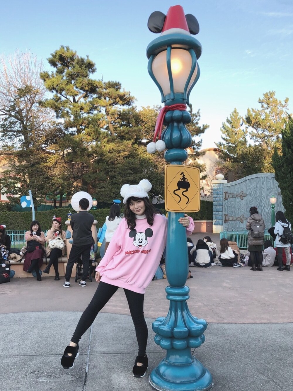 「パンツスタイル、ディズニーコーデ、ディズニー、ディズニーランド」｜「Disneyの∴WEGO/Disney/ミッキーマウスカラープルオーバー（スウェット、ピンク系）」を使った、ACMさん（レディース・155cm）の冬コーディネートの1枚目の写真