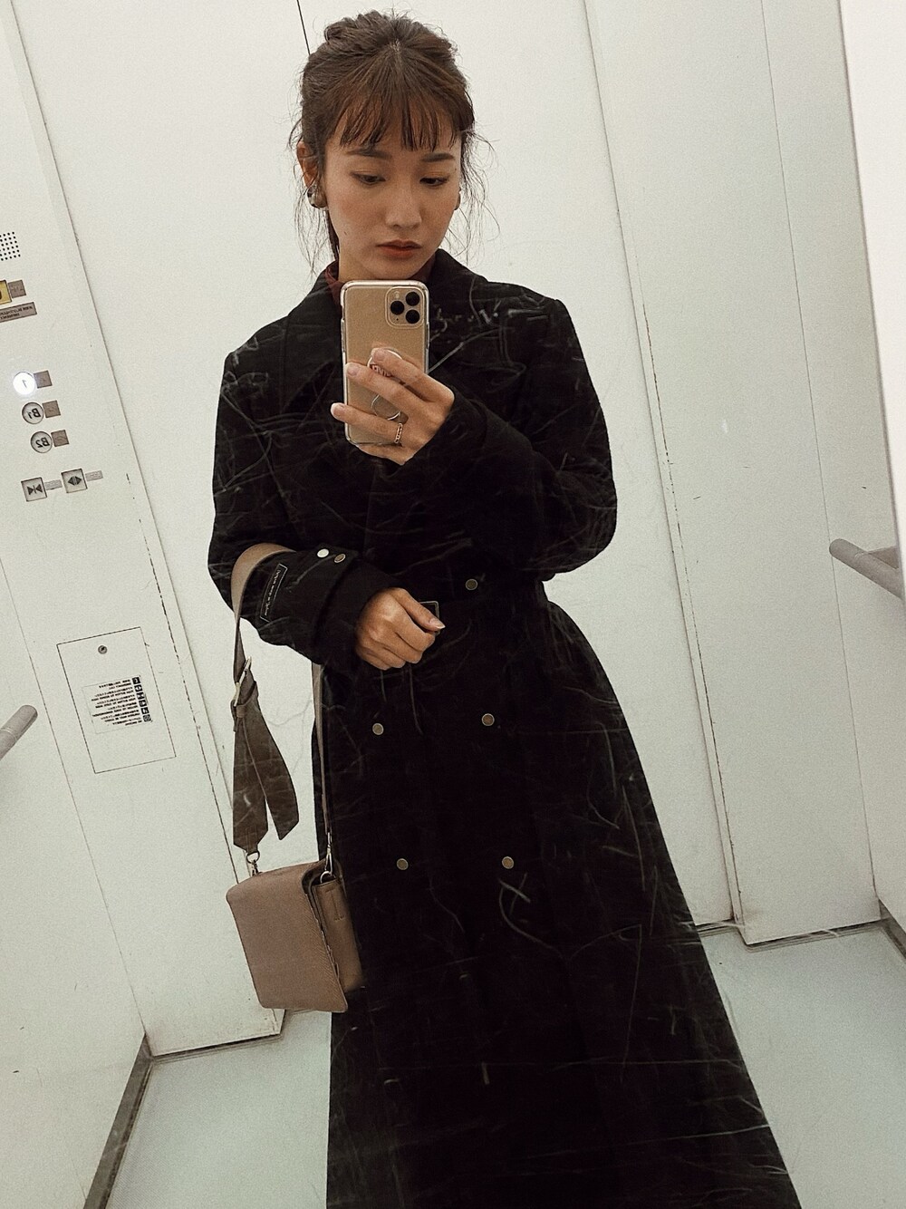 「大人カジュアル、冬コーデ、オトナ女子、ootd、シンプルコーデ、大人コーデ、ブラック、コート、アメリヴィンテージ」｜「AmeriのBELT FLARE LONG COAT（チェスターコート、ブラック系）」を使った、ACMさん（レディース・155cm）の冬コーディネートの1枚目の写真
