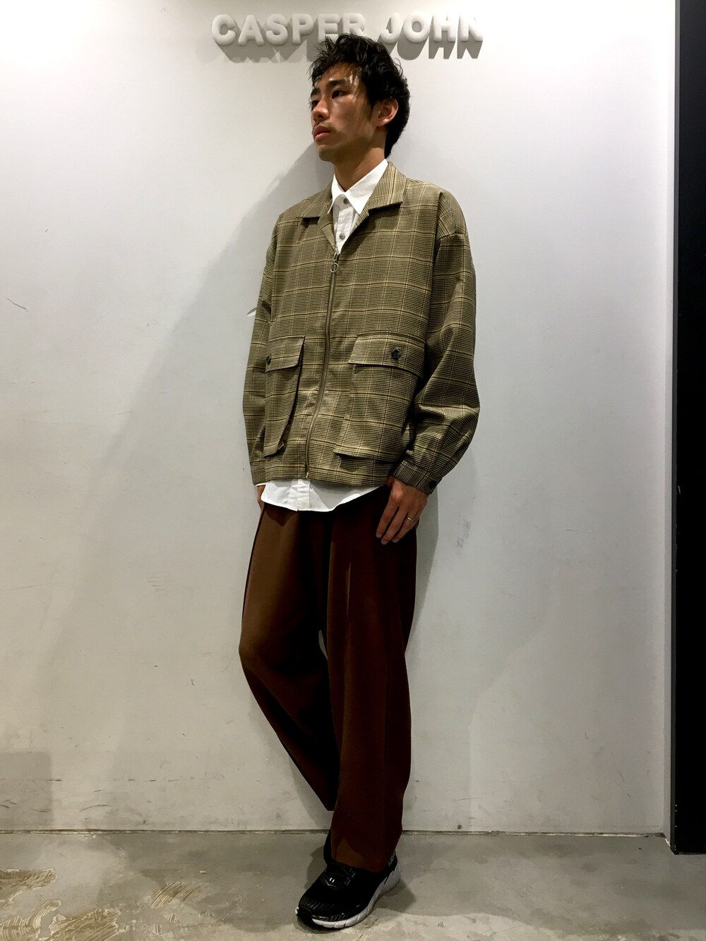 「CASPER JOHN、スウィングトップ、チェック、ワイドパンツ、HOKAONEONE」｜「CASPER JOHNのCASPER JOHN　ヨーク切替オープンカラースウィングトップ（ブルゾン、ブラウン系）」を使った、YOSHIさん（メンズ・171cm）の夏コーディネートの1枚目の写真