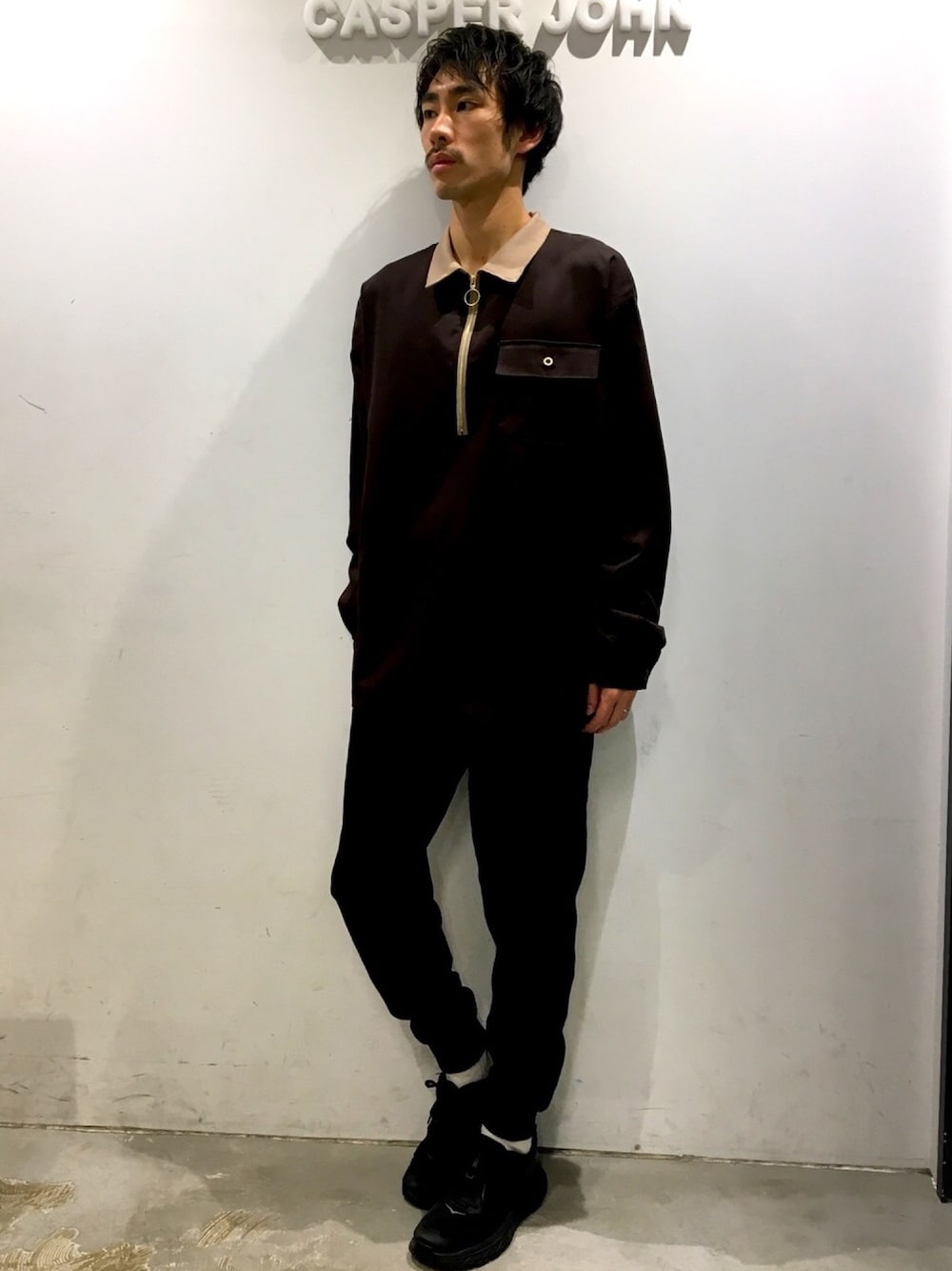 「ジョガーパンツ、CASPER JOHN、ハーフジップ、HOKAONEONE、DOOPZ」｜「DOOPZのアイテム（Tシャツ/カットソー、ブラウン系）」を使った、YOSHIさん（メンズ・171cm）の秋コーディネートの1枚目の写真