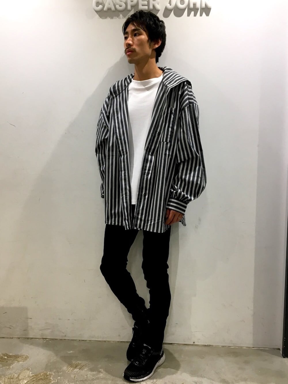 「スキニーパンツ、ストライプシャツ、CASPER JOHN、HOKAONEONE」｜「HerdenのHerden　バルーンスリーブフーディーシャツ（シャツ/ブラウス、ブラック系）」を使った、YOSHIさん（メンズ・171cm）の秋コーディネートの1枚目の写真