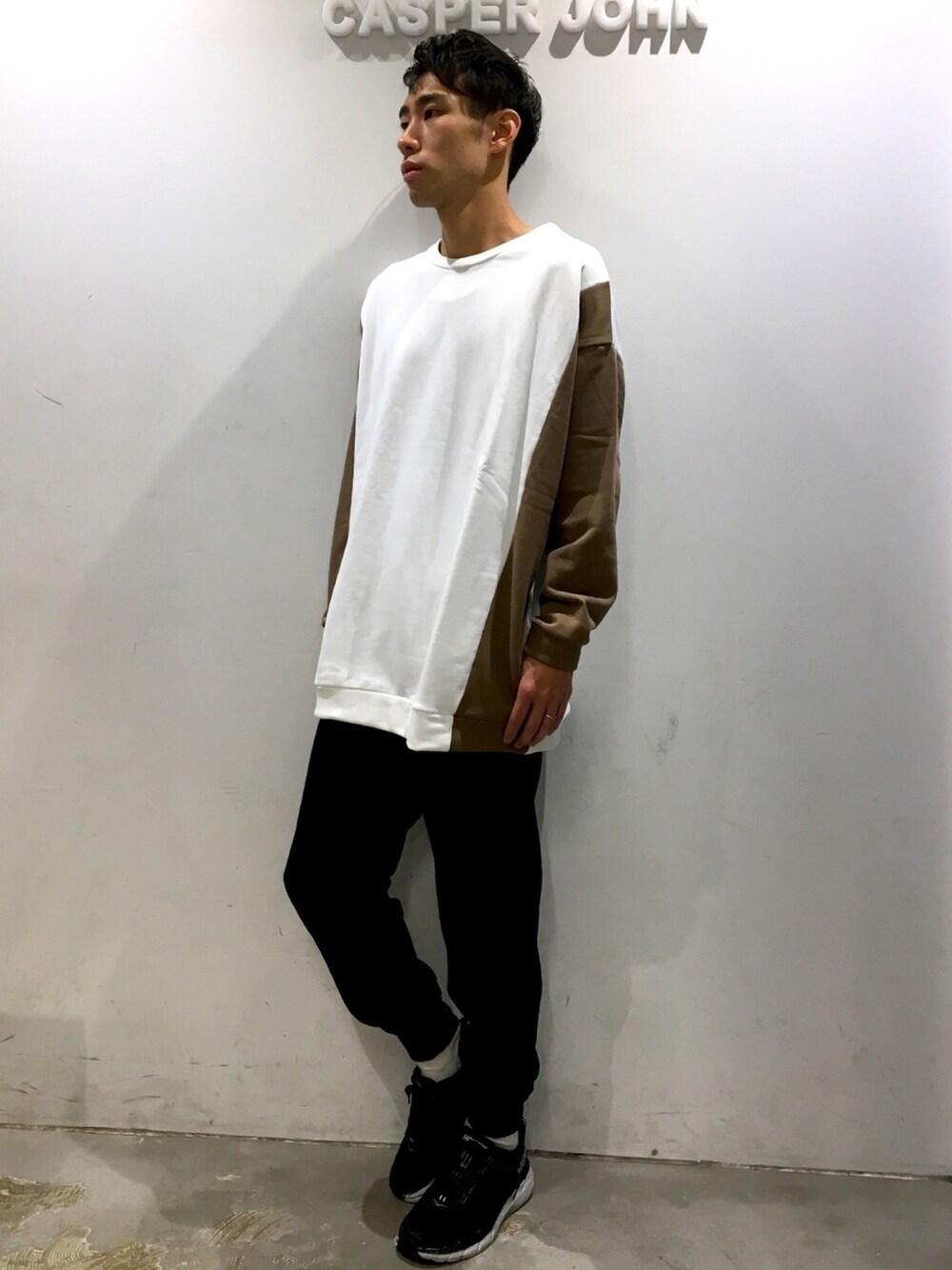 「CASPER JOHN、バイカラー、スウェット、ジョガーパンツ、HOKAONEONE」｜「DOOPZのDOOPZ　バイカラールーズスウェット（スウェット、ホワイト系）」を使った、YOSHIさん（メンズ・171cm）の秋コーディネートの1枚目の写真