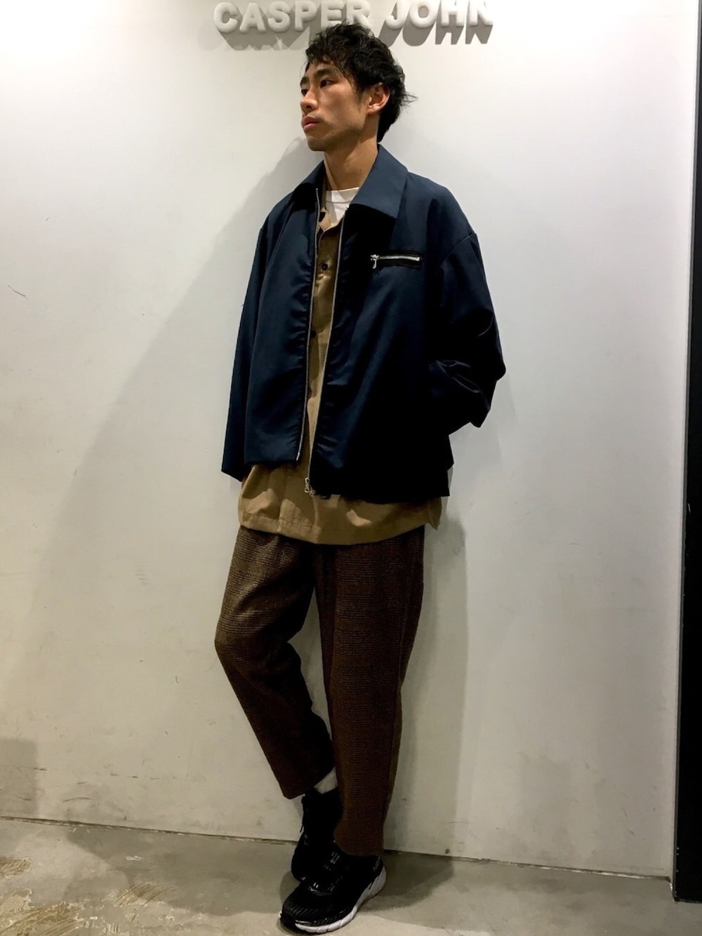 「CASPER JOHN、DOOPZ、ドリズラージャケット、チェックパンツ、HOKAONEONE」｜「DOOPZのDOOPZ　ルーズスリーブドリズラージャケット（ブルゾン、ブルー系）」を使った、YOSHIさん（メンズ・171cm）の秋コーディネートの1枚目の写真