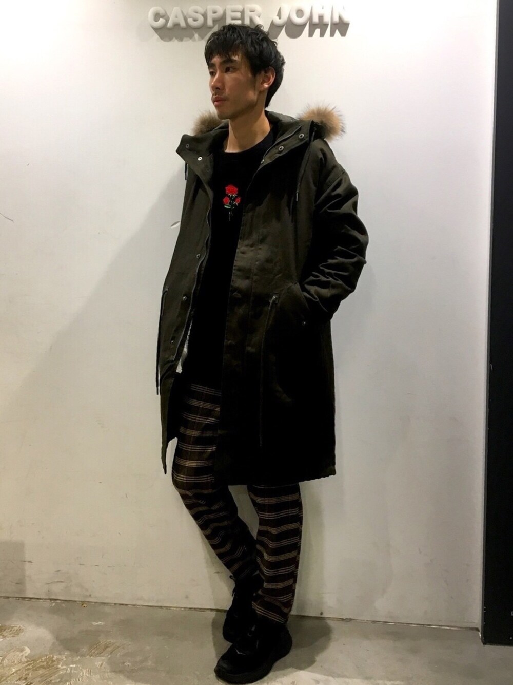 「CASPER JOHN、モッズコート、チェックパンツ、HOKAONEONE」｜「CASPER JOHNのCasper John　ボアカーデ入りラクーンファーモッズコート（モッズコート、グリーン系）」を使った、YOSHIさん（メンズ・171cm）の秋コーディネートの1枚目の写真