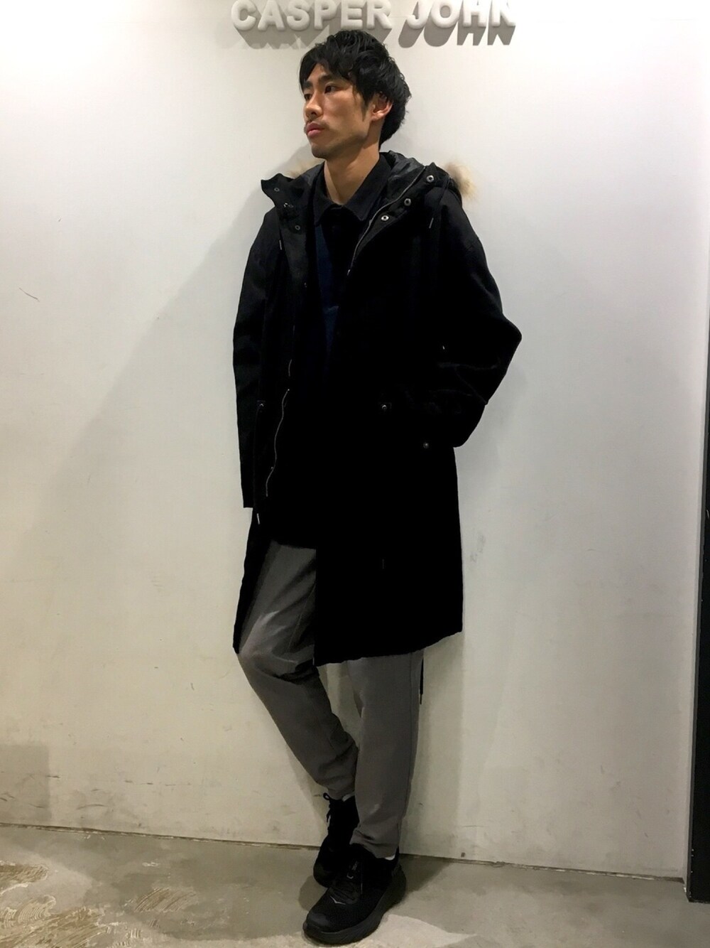 「CASPER JOHN、ポロシャツ、テーパードパンツ、モッズコート、ラクーンファー、オーバーサイズ、HOKAONEONE」｜「CASPER JOHNのCasper John　ボアカーデ入りラクーンファーモッズコート（モッズコート、ブラック系）」を使った、YOSHIさん（メンズ・171cm）の冬コーディネートの1枚目の写真