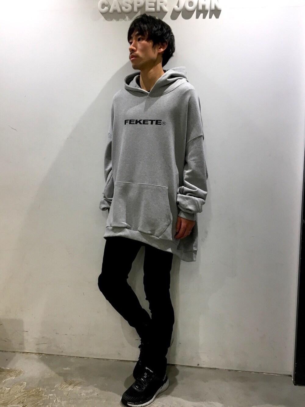 「CASPER JOHN、FEKETE、ロゴパーカー、スキニーパンツ、HOKAONEONE」｜「FEKETEのFEKETE ORIGINAL LOGO HOODIE MTM（パーカー、グレー系）」を使った、YOSHIさん（メンズ・171cm）の冬コーディネートの1枚目の写真