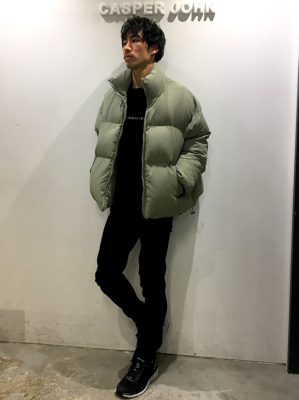 「CASPER JOHN、FEKETE、ダウンジャケット、スキニーパンツ、HOKAONEONE」｜「FEKETEのFEKETE STRING SHORT DOWN JACKET（ダウンジャケット/コート、グリーン系）」を使った、YOSHIさん（メンズ・171cm）の冬コーディネートの1枚目の写真