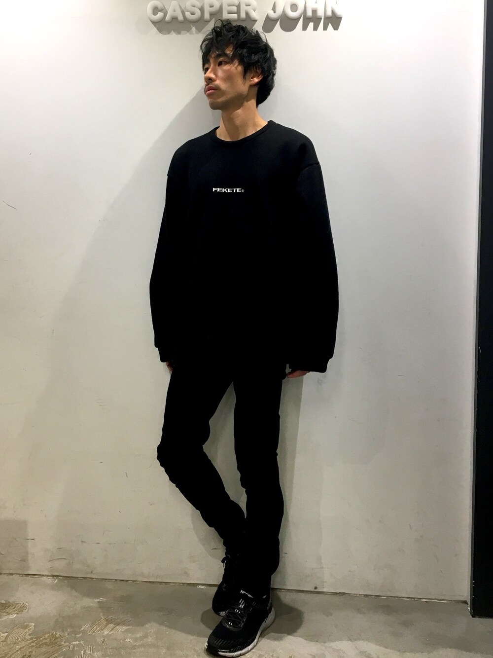 「CASPER JOHN、FEKETE、ロゴスウェット、ワントーンコーデ、スキニーパンツ、HOKAONEONE」｜「FEKETEのFEKETE ORIGINAL LOGO MTM（スウェット、ブラック系）」を使った、YOSHIさん（メンズ・171cm）の冬コーディネートの1枚目の写真