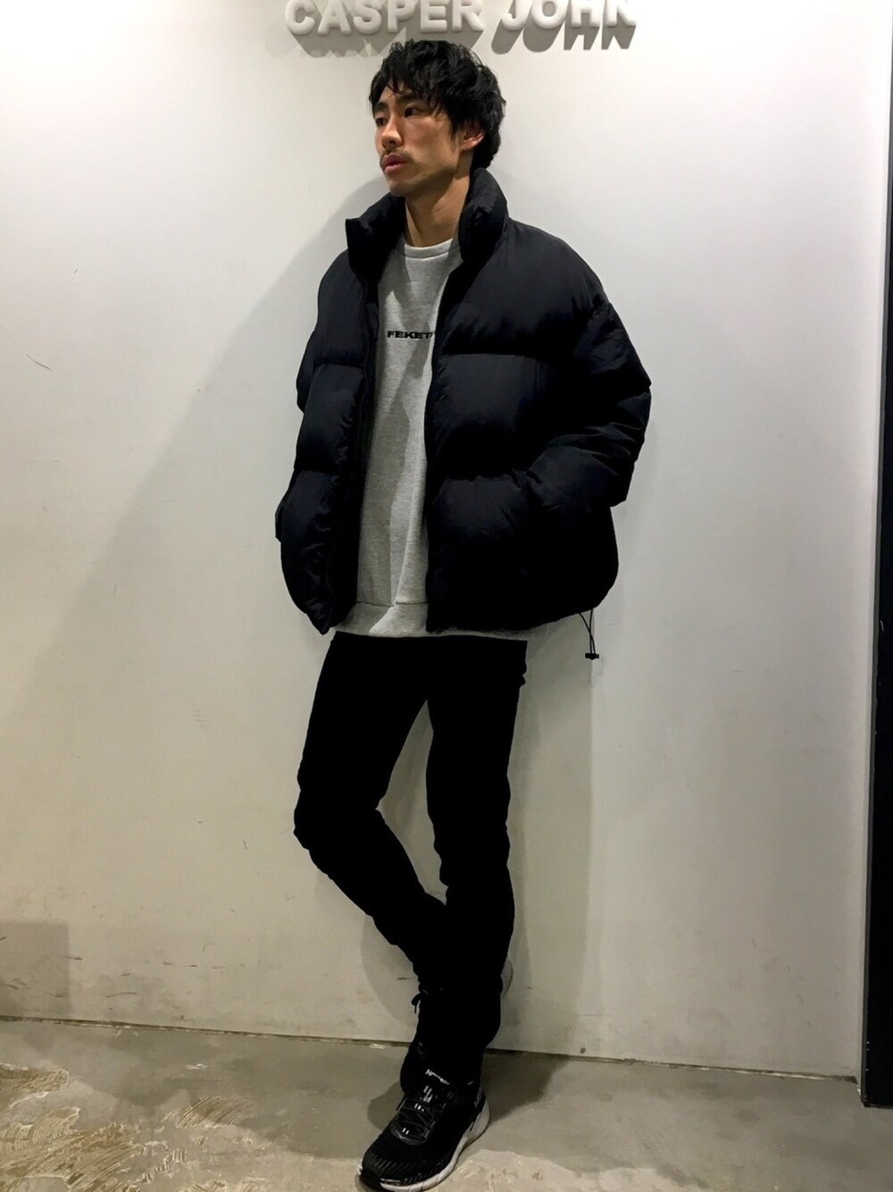 「CASPER JOHN、FEKETE、ダウンジャケット、ロゴスウェット、スキニーパンツ、HOKAONEONE」｜「FEKETEのFEKETE STRING SHORT DOWN JACKET（ダウンジャケット/コート、ブラック系）」を使った、YOSHIさん（メンズ・171cm）の冬コーディネートの1枚目の写真