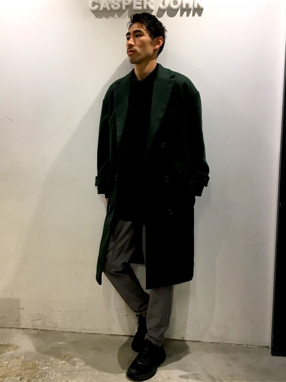 「CASPER JOHN、メルトン、ダブルチェスターコート、テーパードパンツ、スラックス、フリース、モックネック」｜「CASPER JOHNのCasper John　メルトンダブルチェスターコート（チェスターコート、グリーン系）」を使った、YOSHIさん（メンズ・171cm）の冬コーディネートの1枚目の写真
