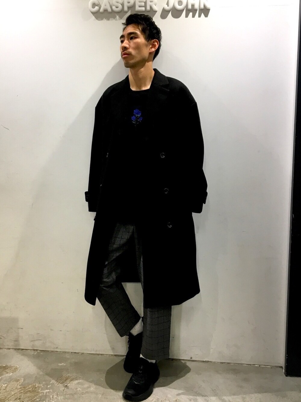 「CASPER JOHN、メルトン、ダブルチェスターコート、チェック、イージーパンツ、バラシシュウビッグスウェット、HOKAONEONE」｜「CASPER JOHNのCasper John　メルトンダブルチェスターコート（チェスターコート、ブラック系）」を使った、YOSHIさん（メンズ・171cm）の冬コーディネートの1枚目の写真