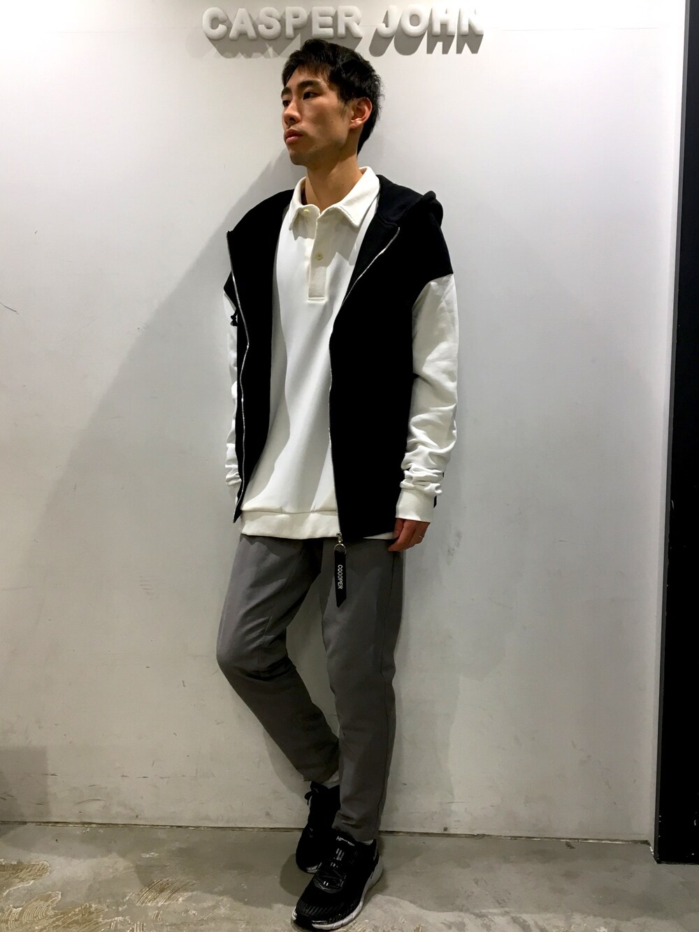 「CASPER JOHN、COOOPER、フルジップパーカー、ポロシャツ、テーパードパンツ、HOKAONEONE」｜「CASPER JOHNのCOOOPER×Casper John　フルジップビッグパーカー（パーカー、ブラック系）」を使った、YOSHIさん（メンズ・171cm）の冬コーディネートの1枚目の写真