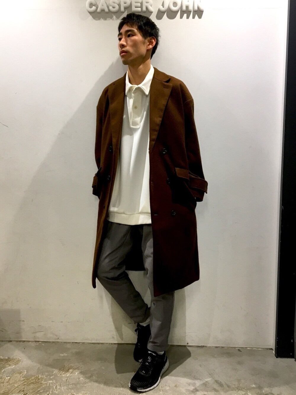 「CASPER JOHN、メルトン、ダブルチェスターコート、オーバーサイズ、ポロシャツ、テーパードパンツ、HOKAONEONE」｜「CASPER JOHNのCasper John　メルトンダブルチェスターコート（チェスターコート、ブラウン系）」を使った、YOSHIさん（メンズ・171cm）の冬コーディネートの1枚目の写真