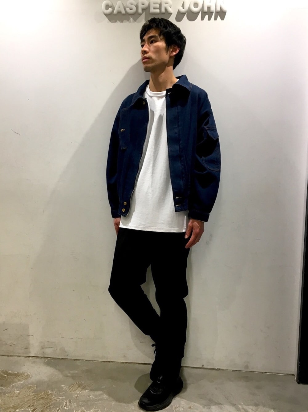 「CASPER JOHN、デニム、フライトジャケット、ラグランスリーブ、ロンT、テーパードパンツ、スラックス」｜「CASPER JOHNのDenim Flight Jacket/デニムフライトジャケット（デニムジャケット、ブルー系）」を使った、YOSHIさん（メンズ・171cm）の冬コーディネートの1枚目の写真
