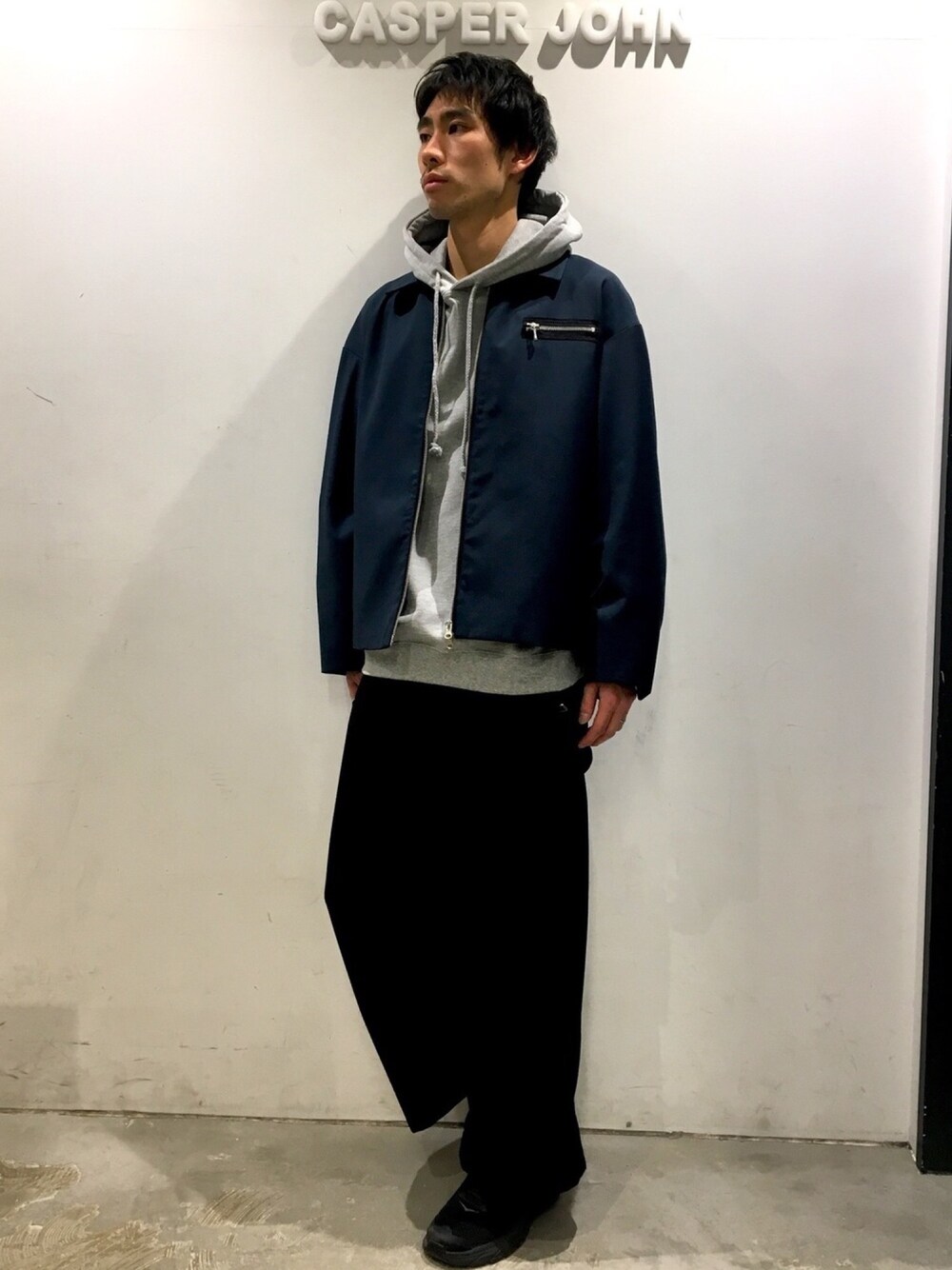 「CASPER JOHN、DOOPZ、ルーズスリーブ、ジップブルゾン、コットン、フーディ、サスペンダー、ドレープ　、スラックス、HOKAONEONE」｜「DOOPZのDOOPZ　ルーズスリーブドリズラージャケット（ブルゾン、ブルー系）」を使った、YOSHIさん（メンズ・171cm）の春コーディネートの1枚目の写真