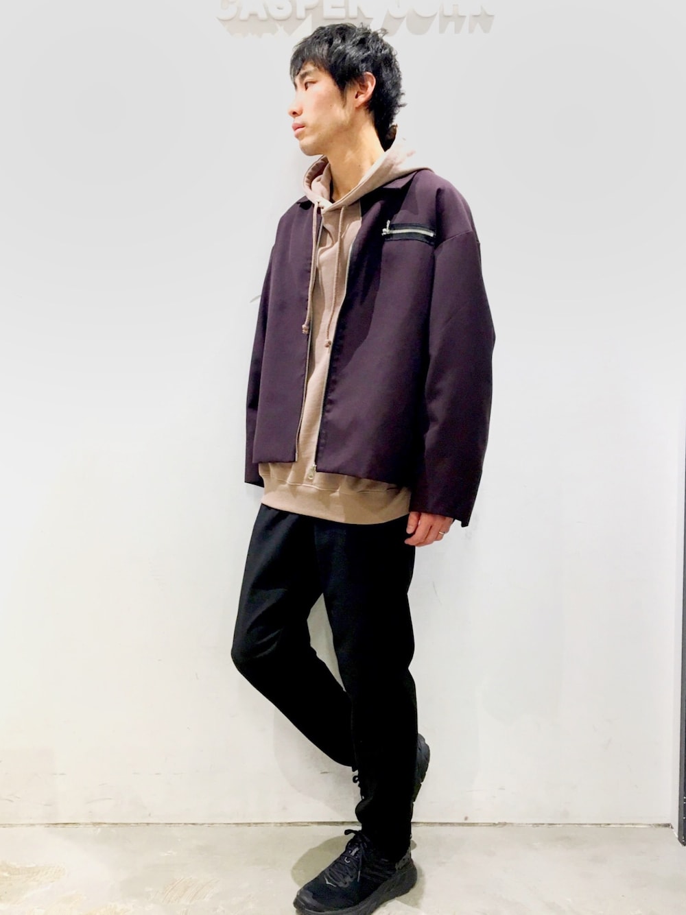 「テーパードパンツ、コットン、CASPER JOHN、ジップブルゾン、フーディ、スリムスラックス、ルーズスリーブ、DOOPZ」｜「DOOPZのDOOPZ　ソフトヘビーコットンフーディ（パーカー、ベージュ系）」を使った、YOSHIさん（メンズ・171cm）の春コーディネートの1枚目の写真