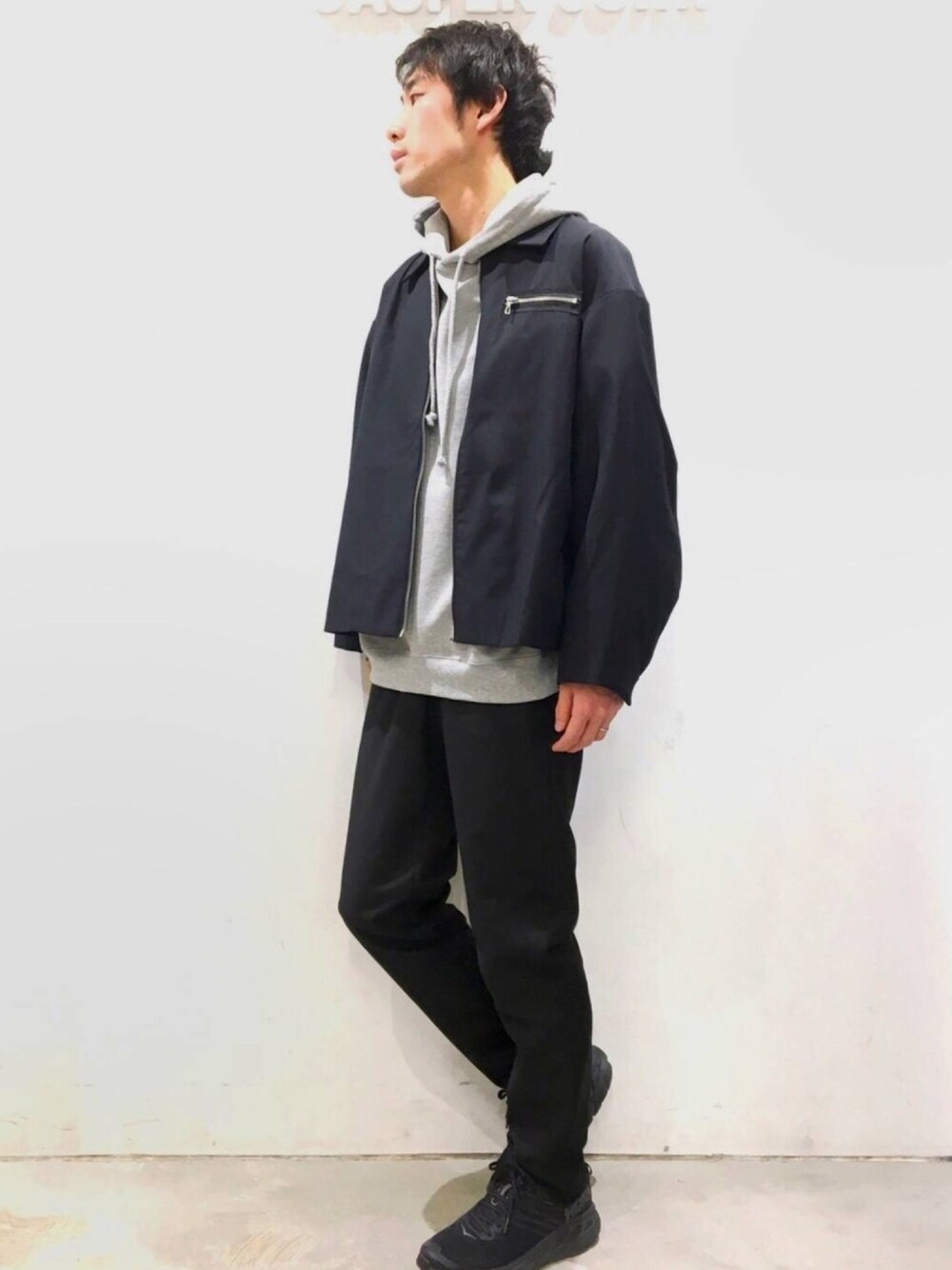 「CASPER JOHN、DOOPZ、ルーズスリーブ、ジップブルゾン、コットン、フーディ、テーパードパンツ、スリムスラックス、HOKAONEONE」｜「DOOPZのDOOPZ　ルーズスリーブジップブルゾン（ブルゾン、ブラック系）」を使った、YOSHIさん（メンズ・171cm）の春コーディネートの1枚目の写真