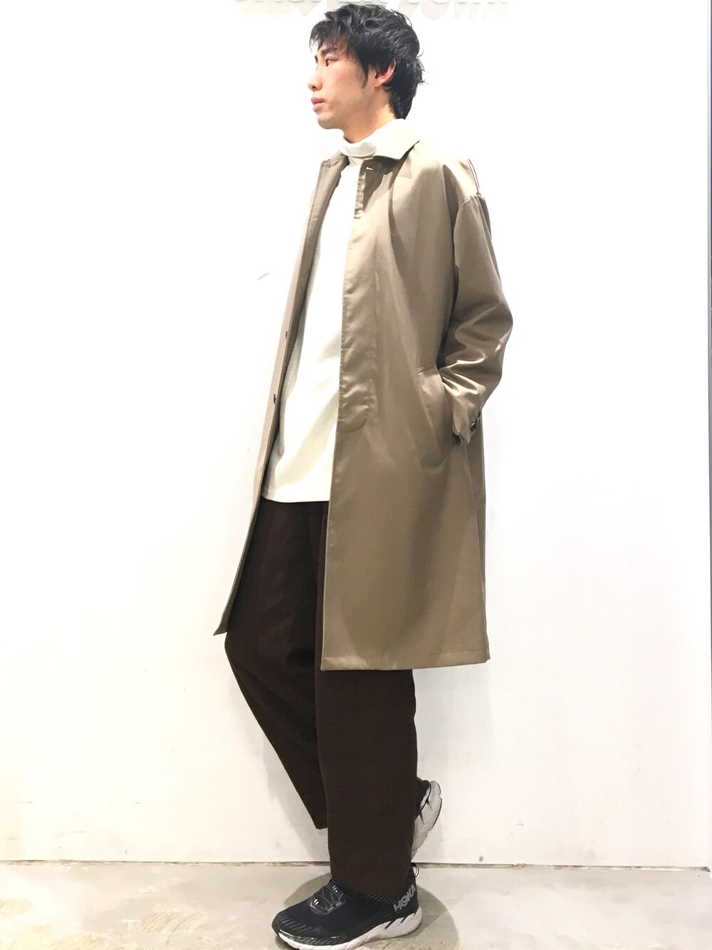 「ロンT、タートルネック、ワイドパンツ、ウィンドペンチェック、CASPER JOHN、ドロップショルダーコート、HOKAONEONE、DOOPZ」｜「DOOPZのDOOPZ TRドロップショルダーステンカラーコート（ステンカラーコート、ベージュ系）」を使った、YOSHIさん（メンズ・171cm）の春コーディネートの1枚目の写真