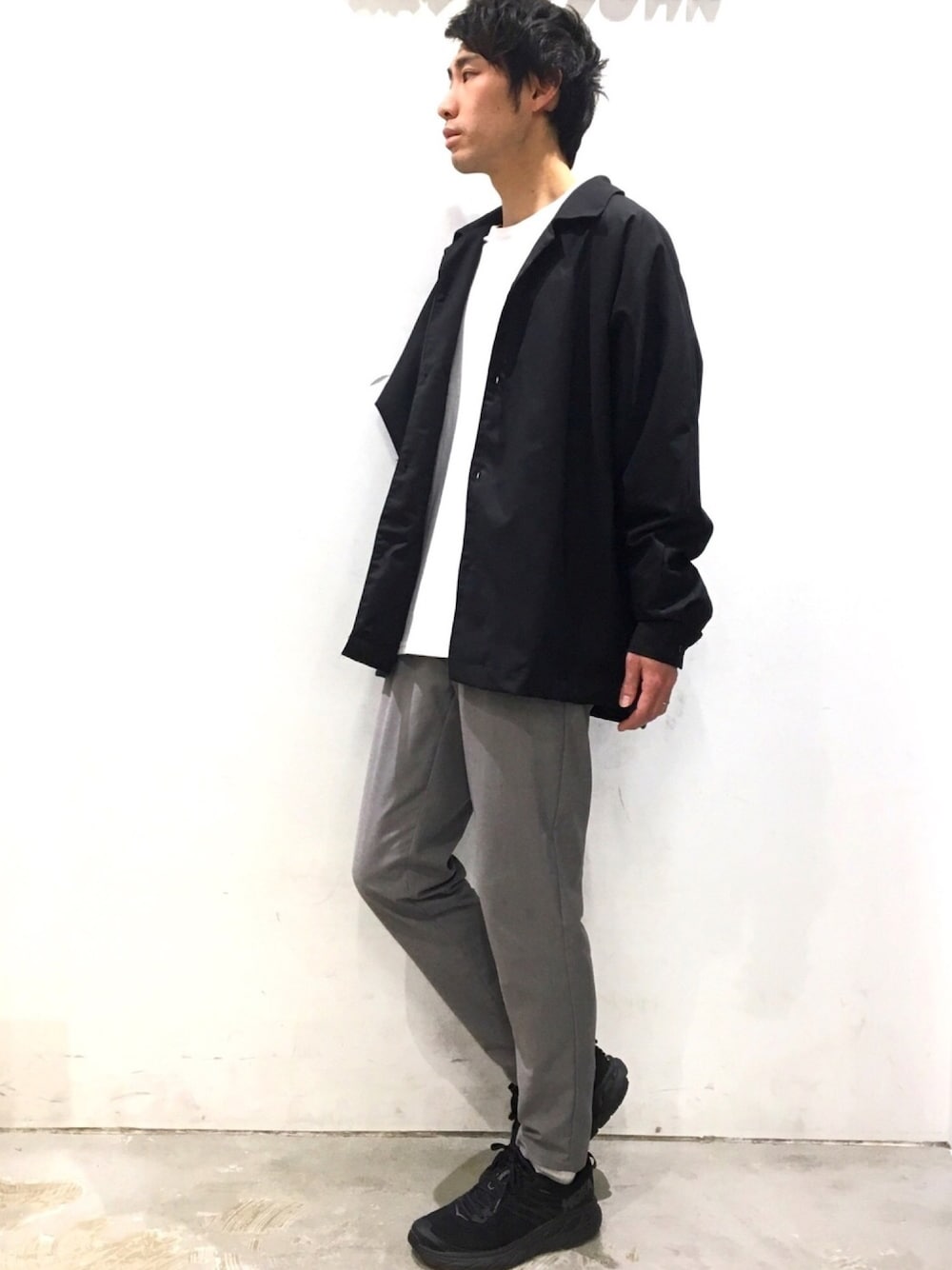 「テーパードパンツ、シャツ、ドルマンスリーブ、CASPER JOHN、スリムスラックス、HOKAONEONE、DOOPZ」｜「DOOPZのDOOPZ ドルマンスリーブシャツ（シャツ/ブラウス、ブラック系）」を使った、YOSHIさん（メンズ・171cm）の春コーディネートの1枚目の写真