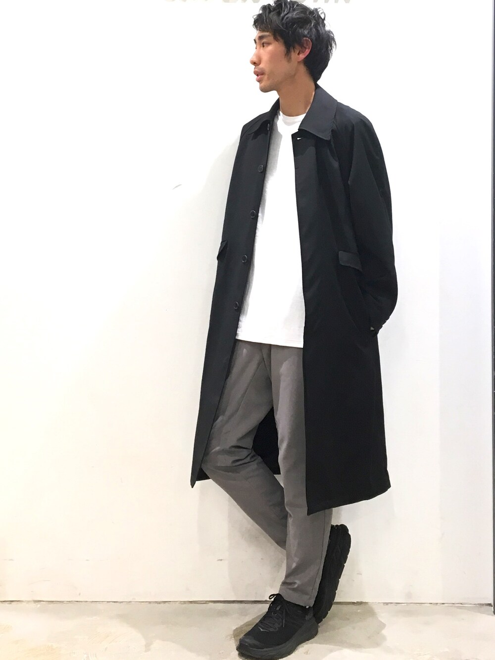 「テーパードパンツ、ラグラン、オーバーコート、CASPER JOHN、スリムスラックス、HOKAONEONE」｜「CASPER JOHNのRaglan Over-Coat/ラグランオーバーコート（その他アウター、ブラック系）」を使った、YOSHIさん（メンズ・171cm）の春コーディネートの1枚目の写真