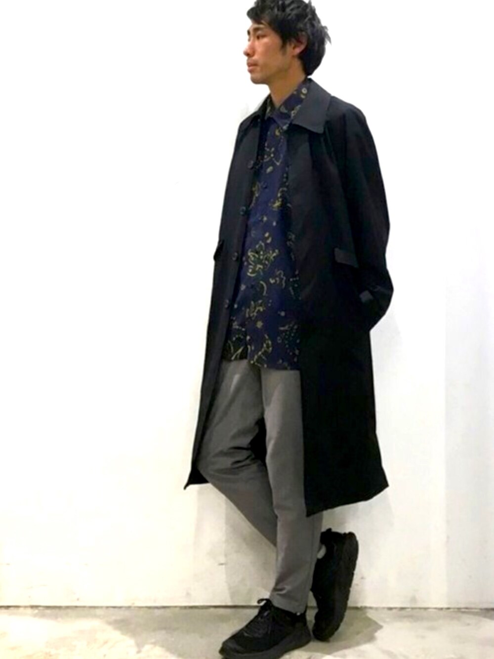 「テーパードパンツ、ラグラン、オーバーコート、CASPER JOHN、スリムスラックス、ペイズリーシャツ、ヨーク切替、HOKAONEONE」｜「CASPER JOHNのRaglan Over-Coat/ラグランオーバーコート（その他アウター、ブラック系）」を使った、YOSHIさん（メンズ・171cm）の春コーディネートの1枚目の写真