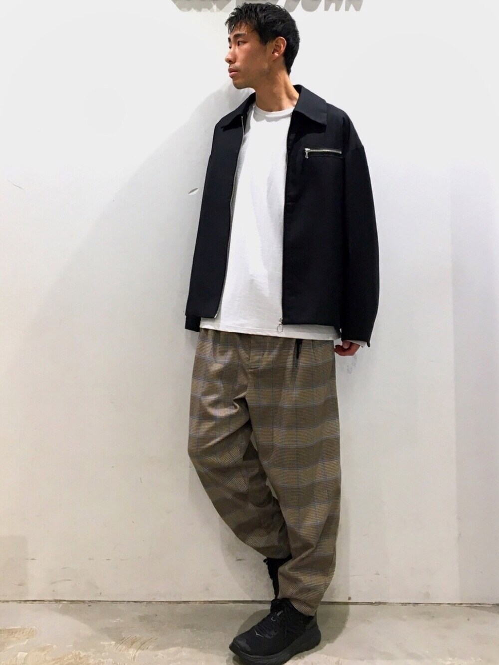 「CASPER JOHN、DOOPZ、ルーズスリーブ、ジップブルゾン、バルーンパンツ、チェック、春コーデ、アンティローザ在宅コーデ、おうちファッション、HOKAONEONE」｜「DOOPZのDOOPZ　ルーズスリーブジップブルゾン（ブルゾン、ブラック系）」を使った、YOSHIさん（メンズ・171cm）の春コーディネートの1枚目の写真